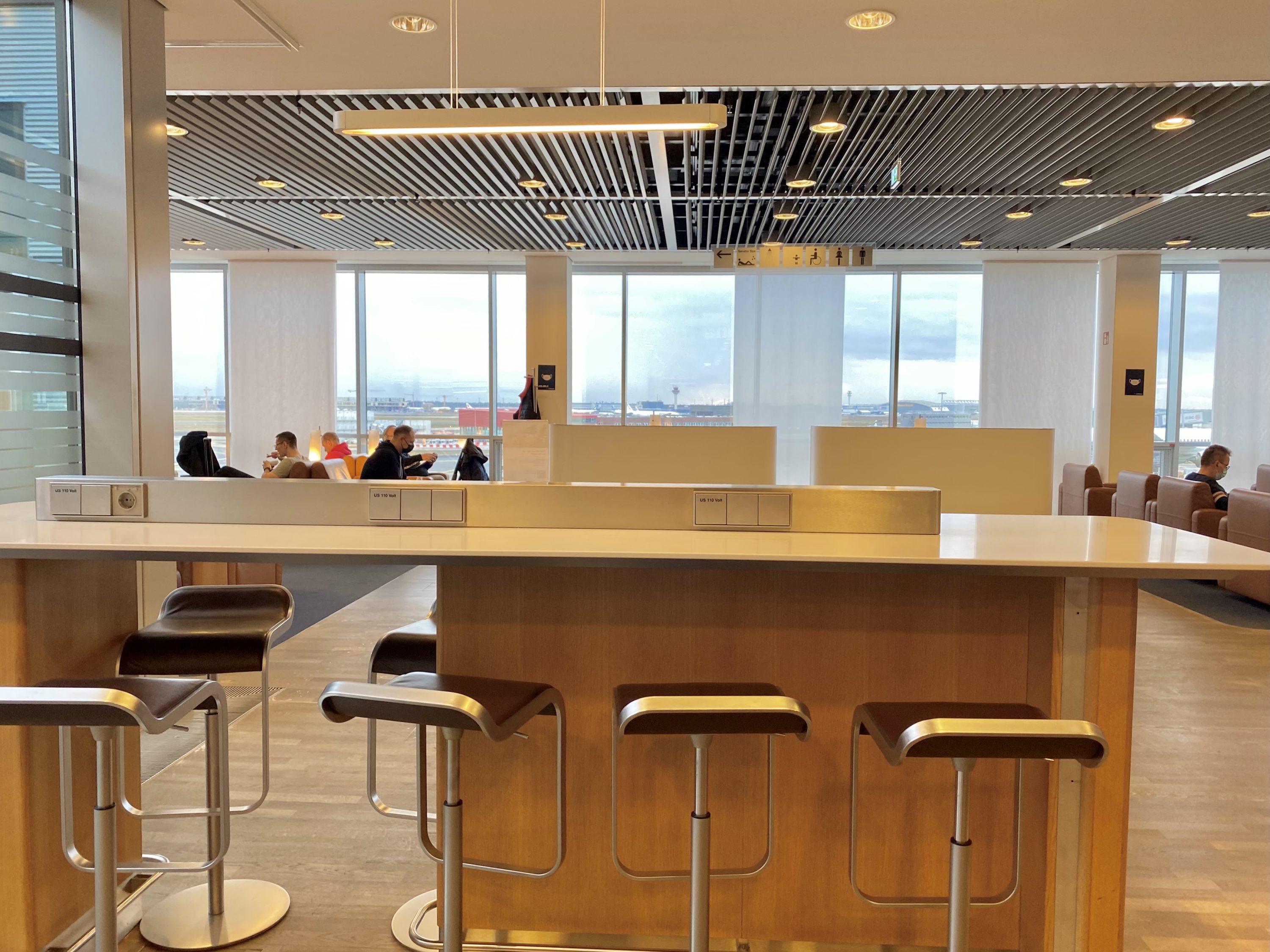 Lufthansa Senator Lounge B Frankfurt high stool seating