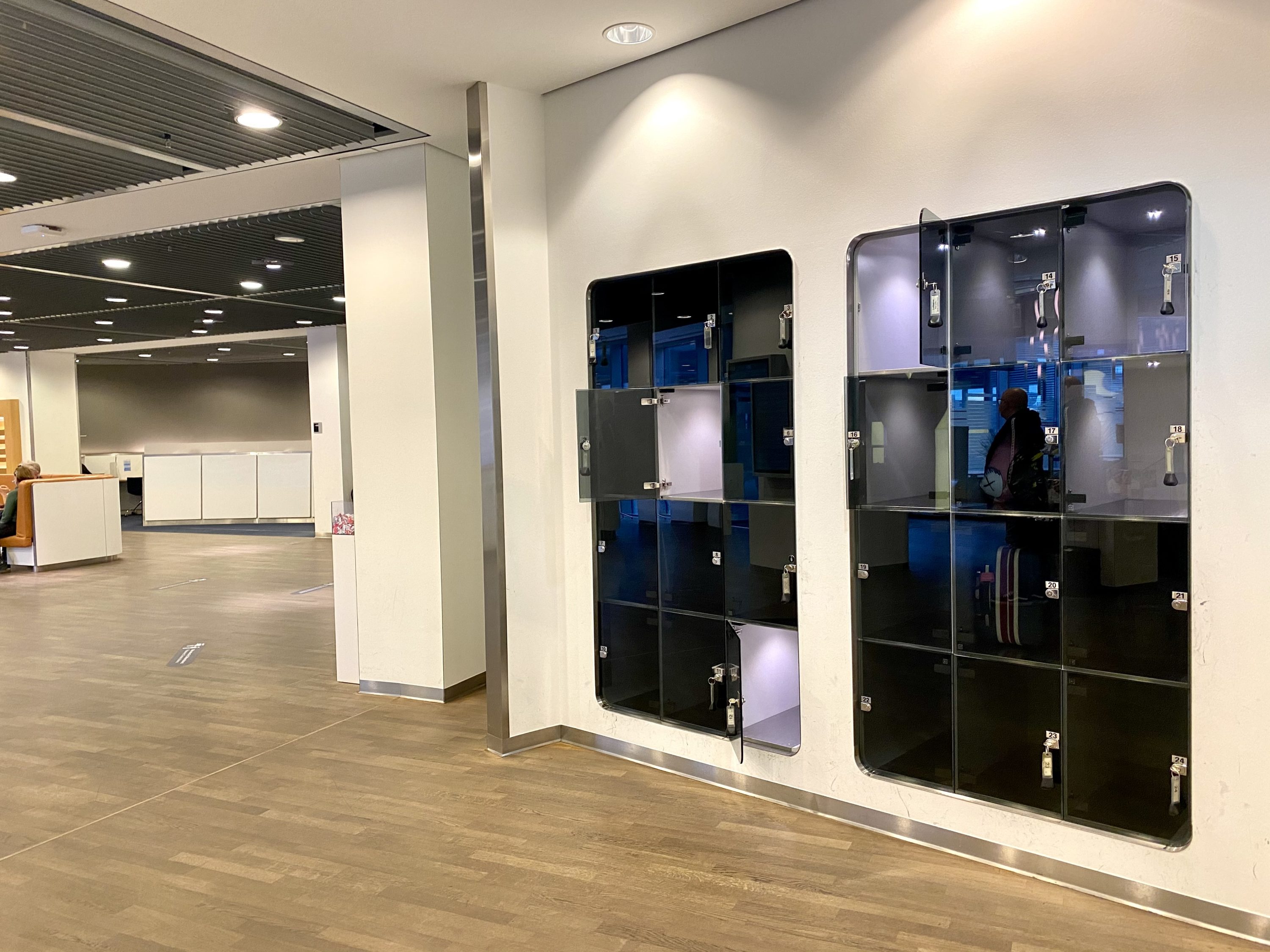 Lufthansa Senator Lounge B Frankfurt lockers