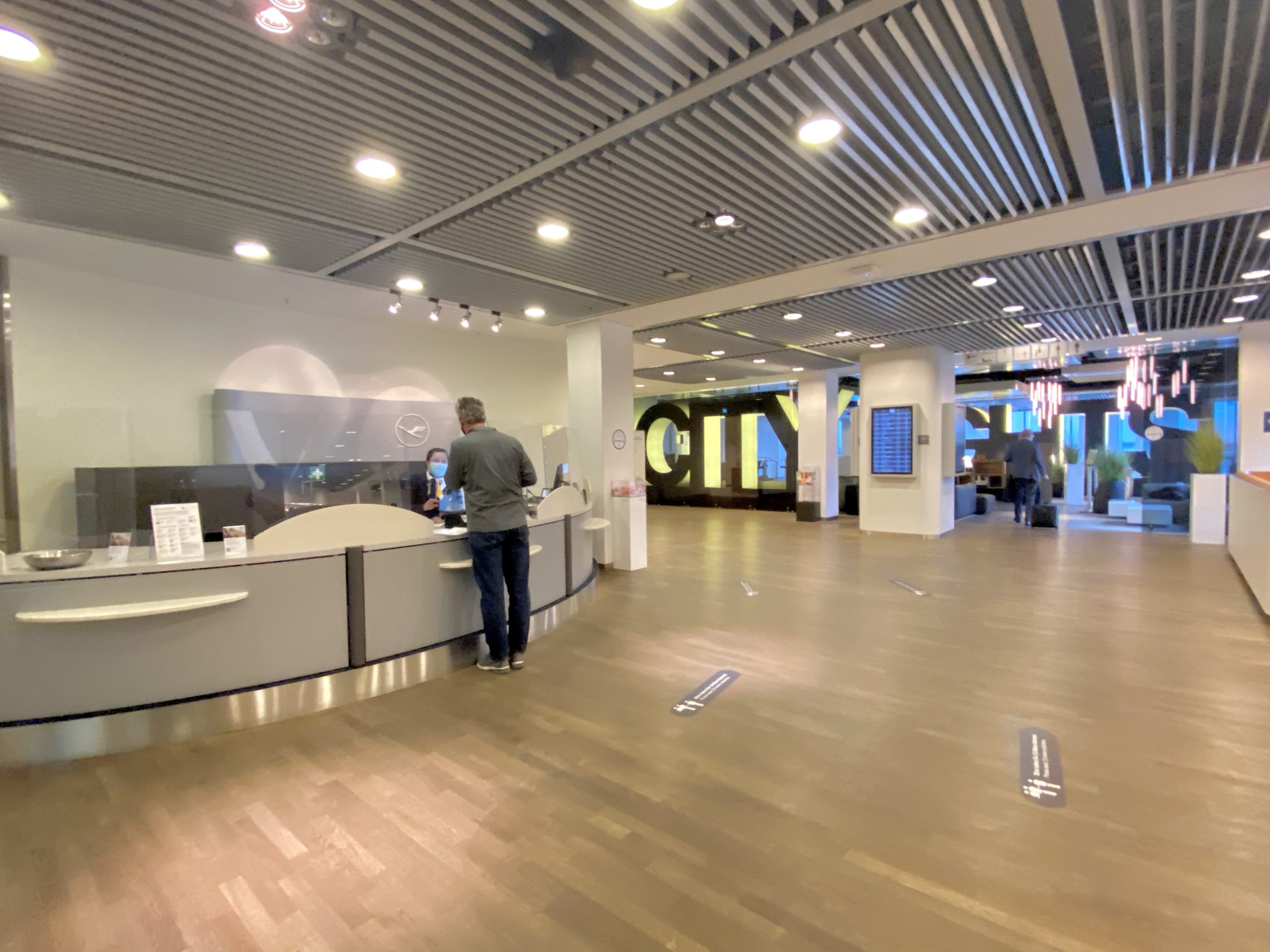 Lufthansa Senator Lounge B Frankfurt reception