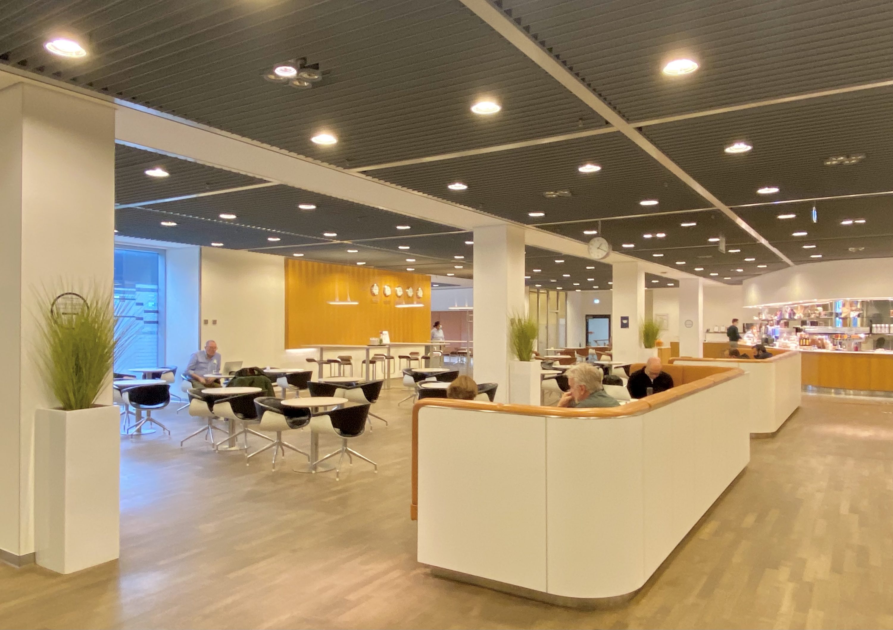 Lufthansa Senator Lounge B Frankfurt restaurant seating area