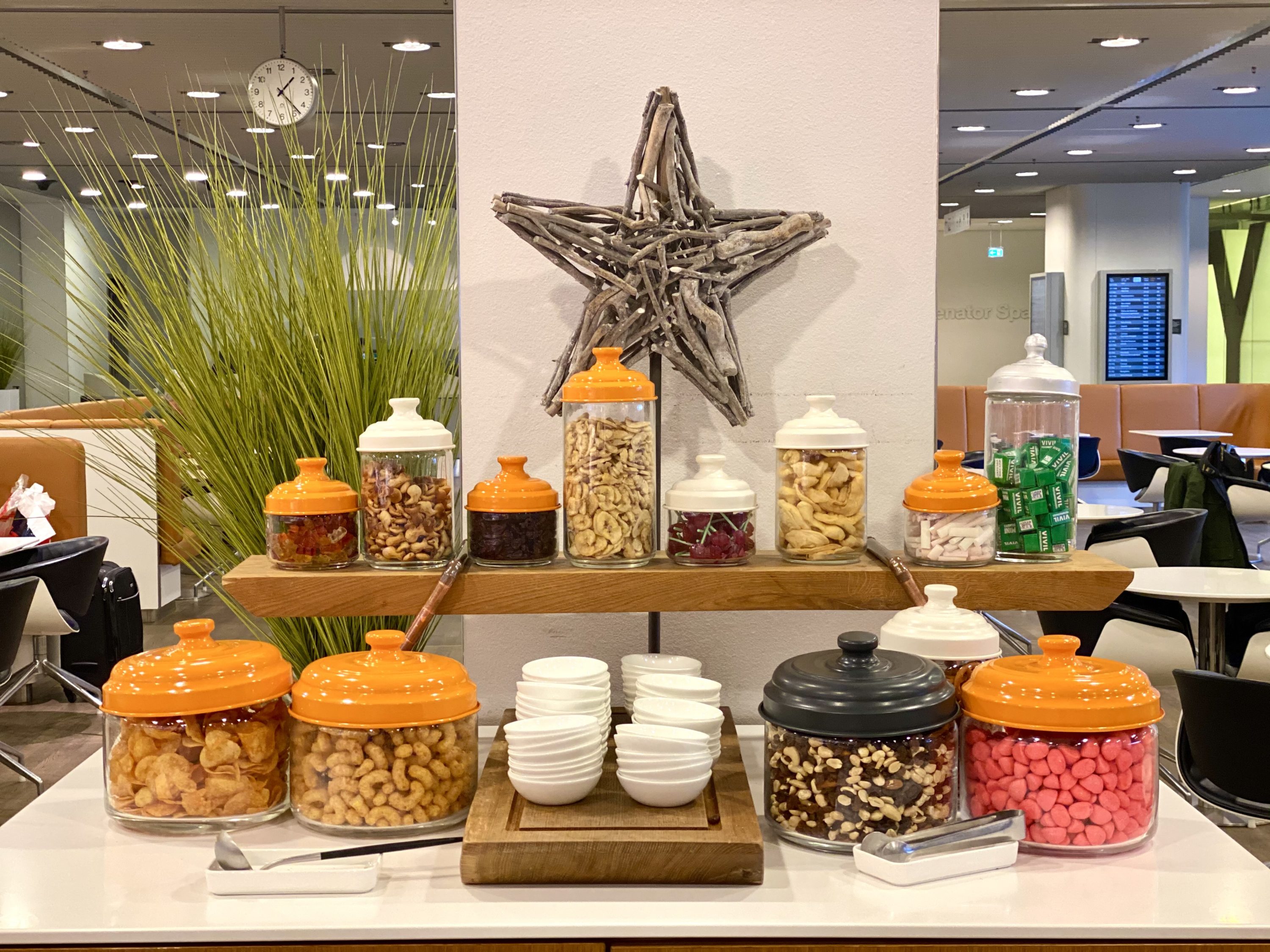Lufthansa Senator Lounge B Frankfurt snacks