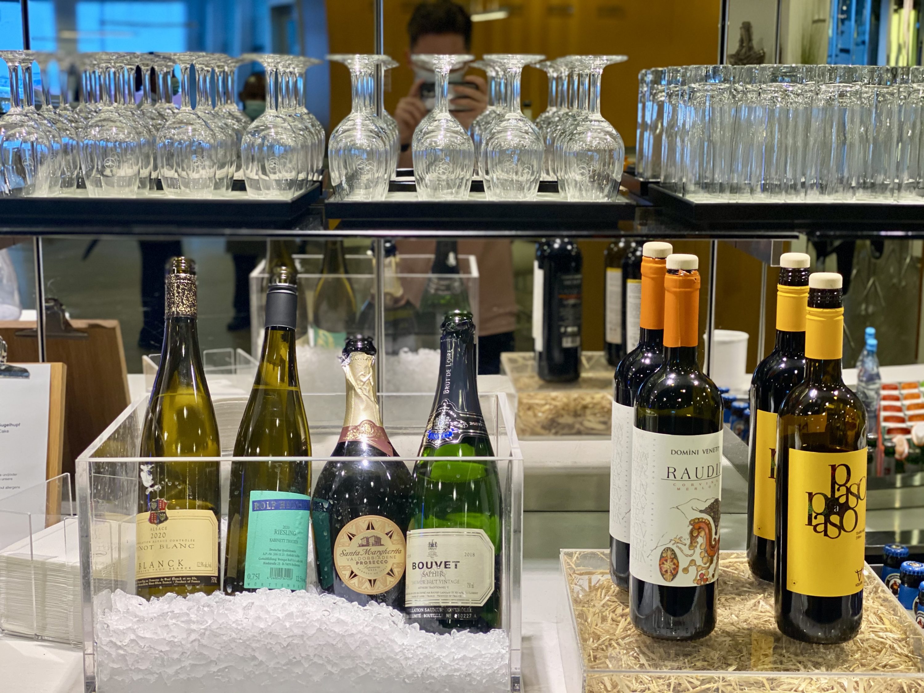 Lufthansa Senator Lounge B Frankfurt wine selection