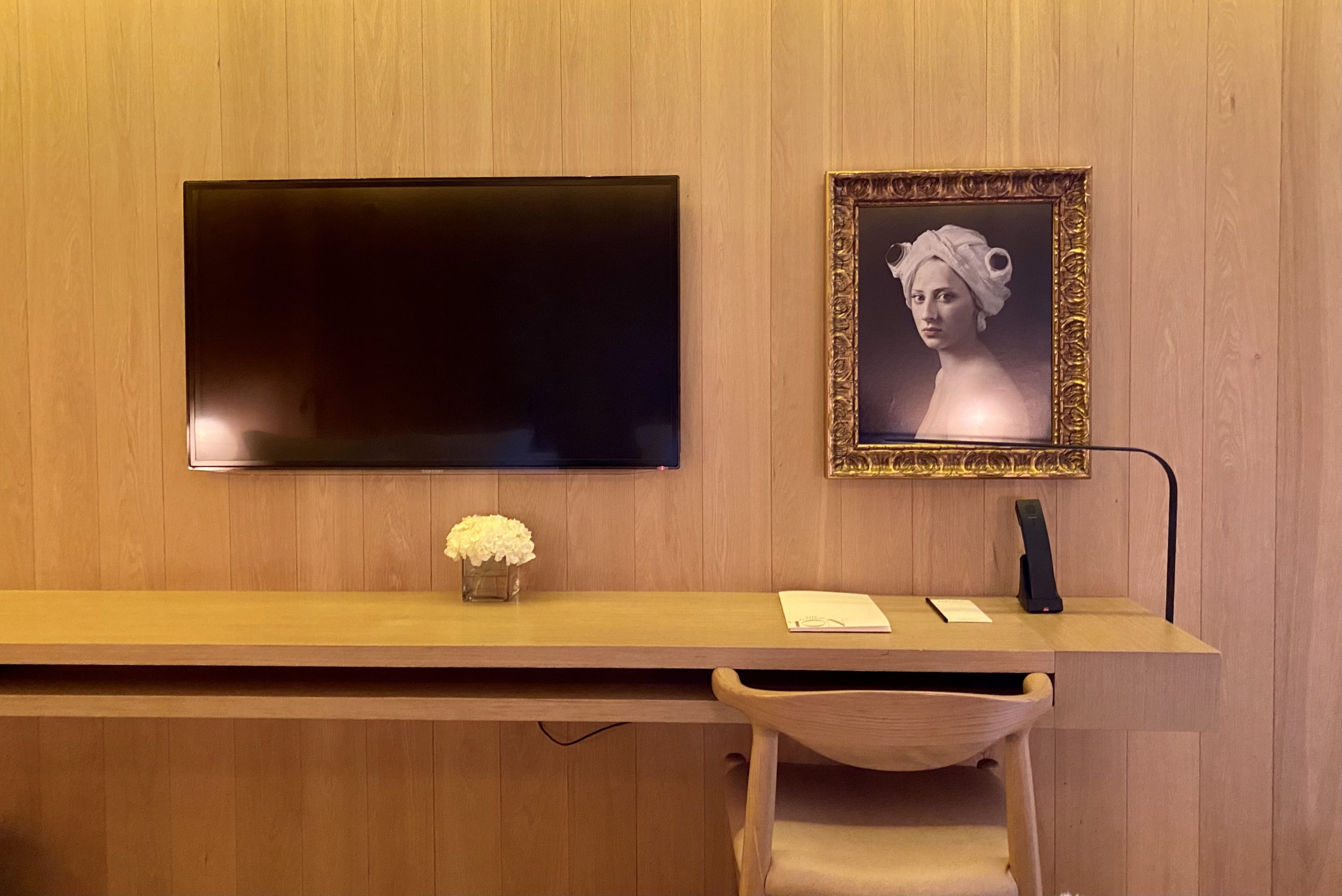 The London EDITION desk area