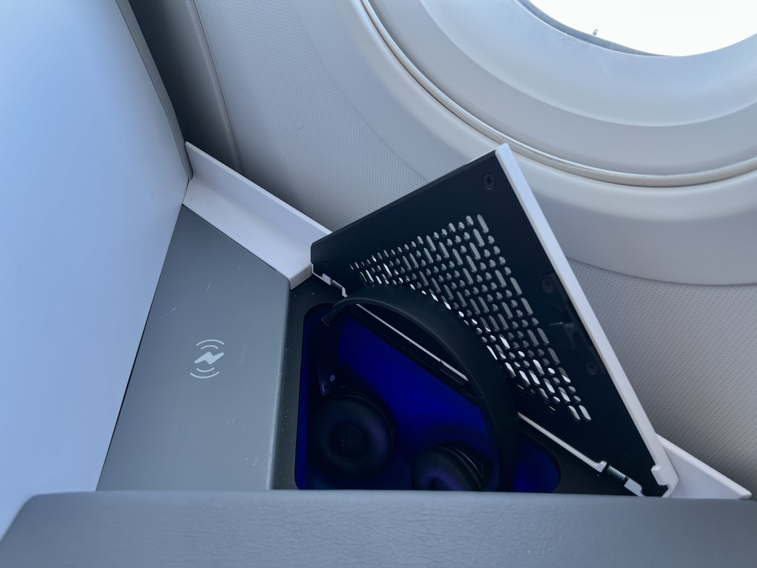 JetBlue Mint A321LR storage and wireless charging