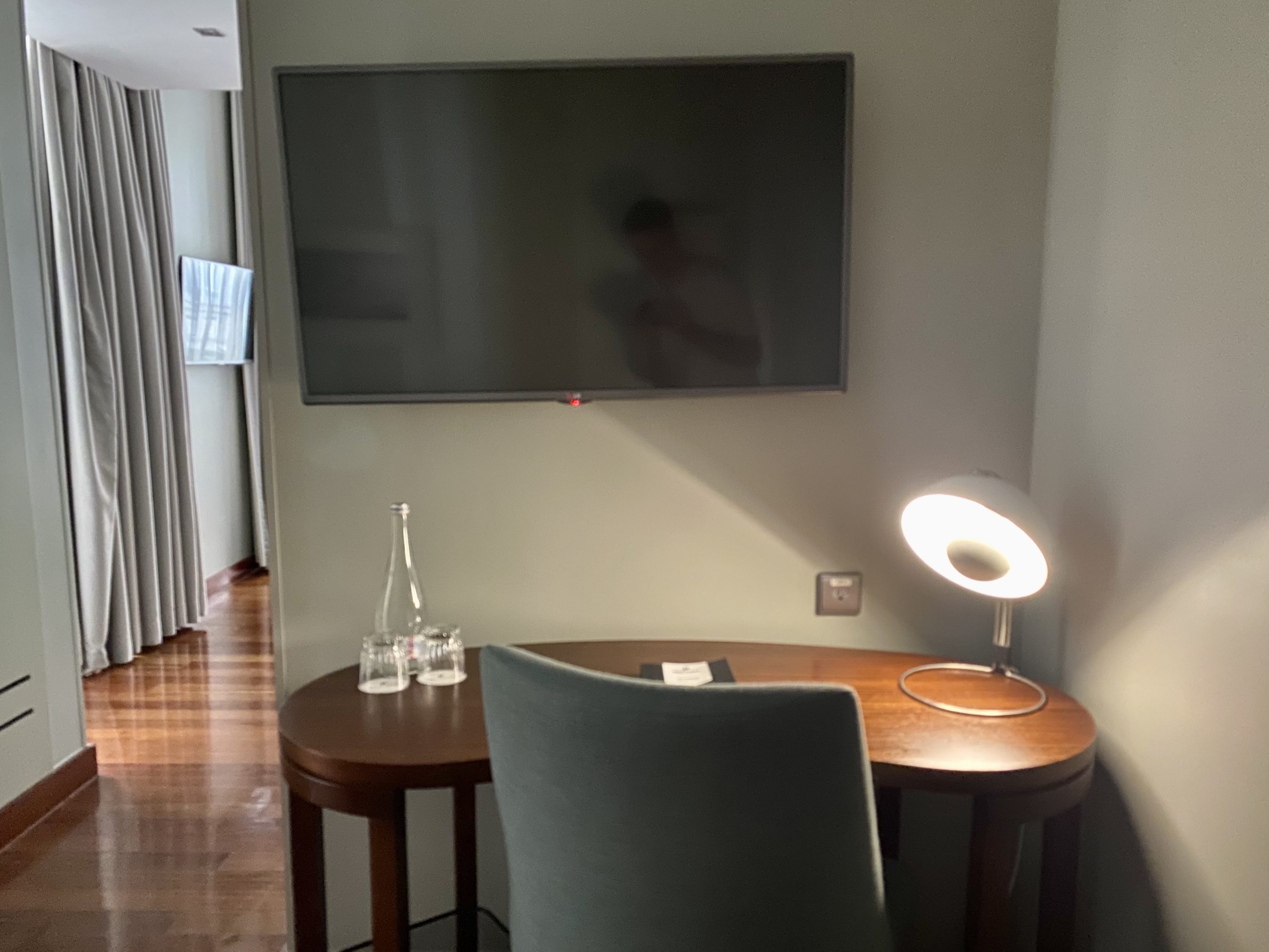 Pousada de Lisboa Small Luxury Hotels of the World bedroom desk area