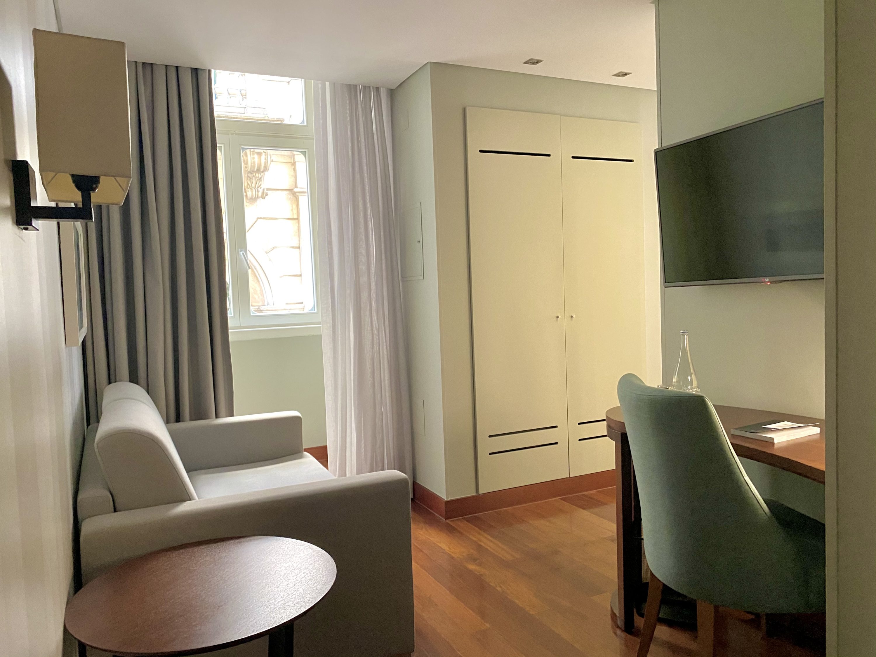 Pousada de Lisboa Small Luxury Hotels of the World bedroom entrance