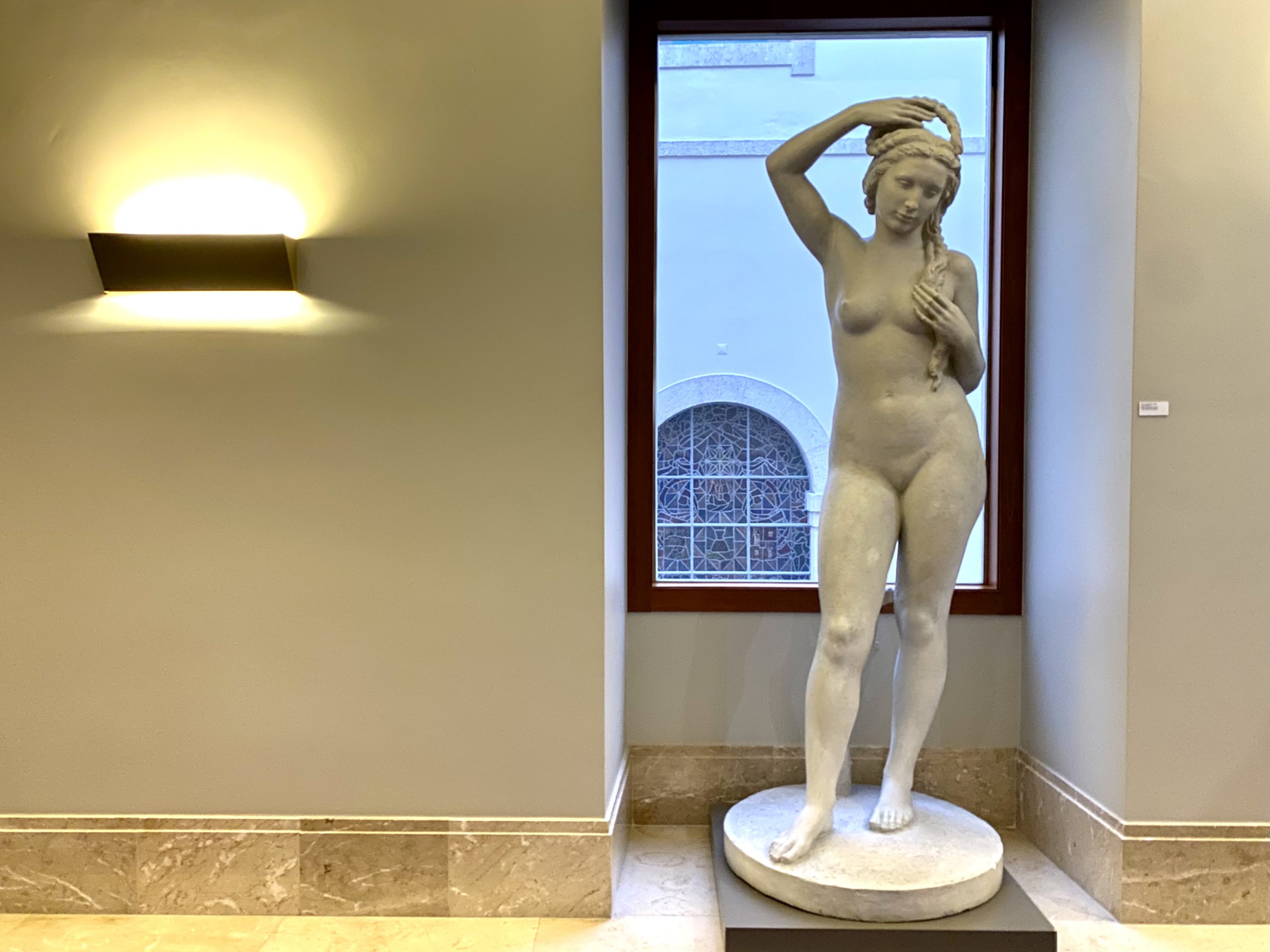 Pousada de Lisboa Small Luxury Hotels of the World hotel decor female statue