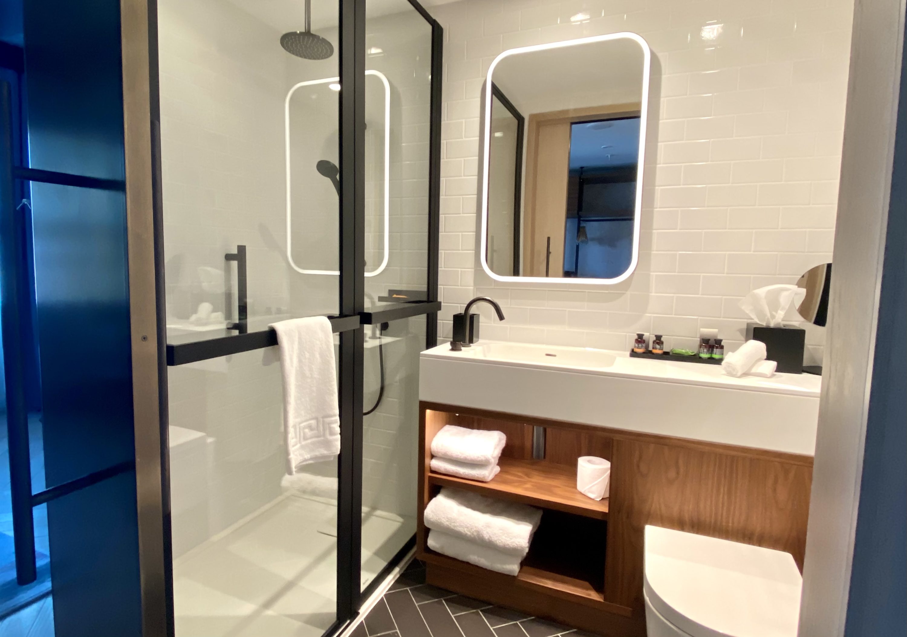 Canopy by Hilton London City bathroom