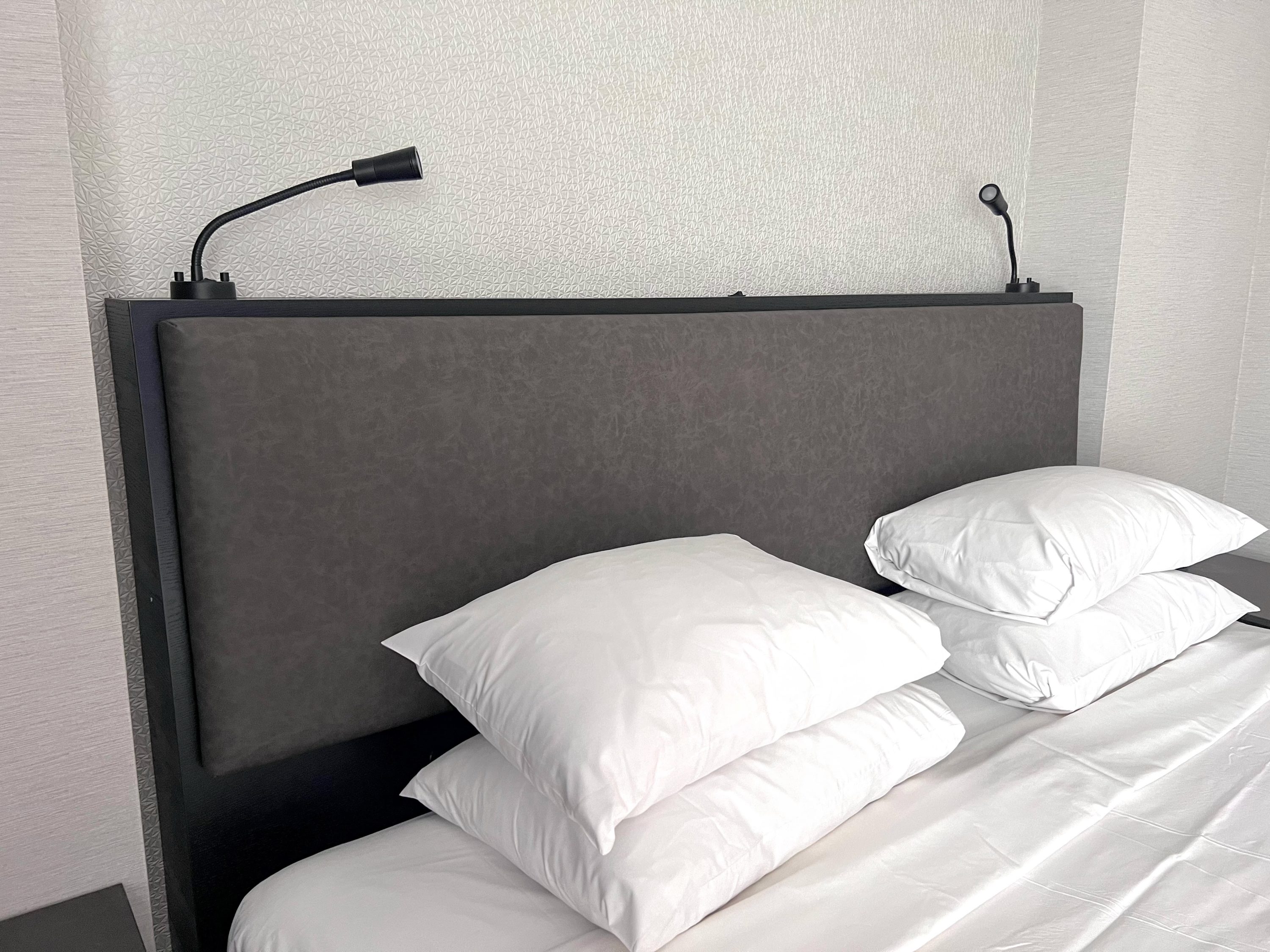Hyatt Regency Deerfield Reading lamps on the bed