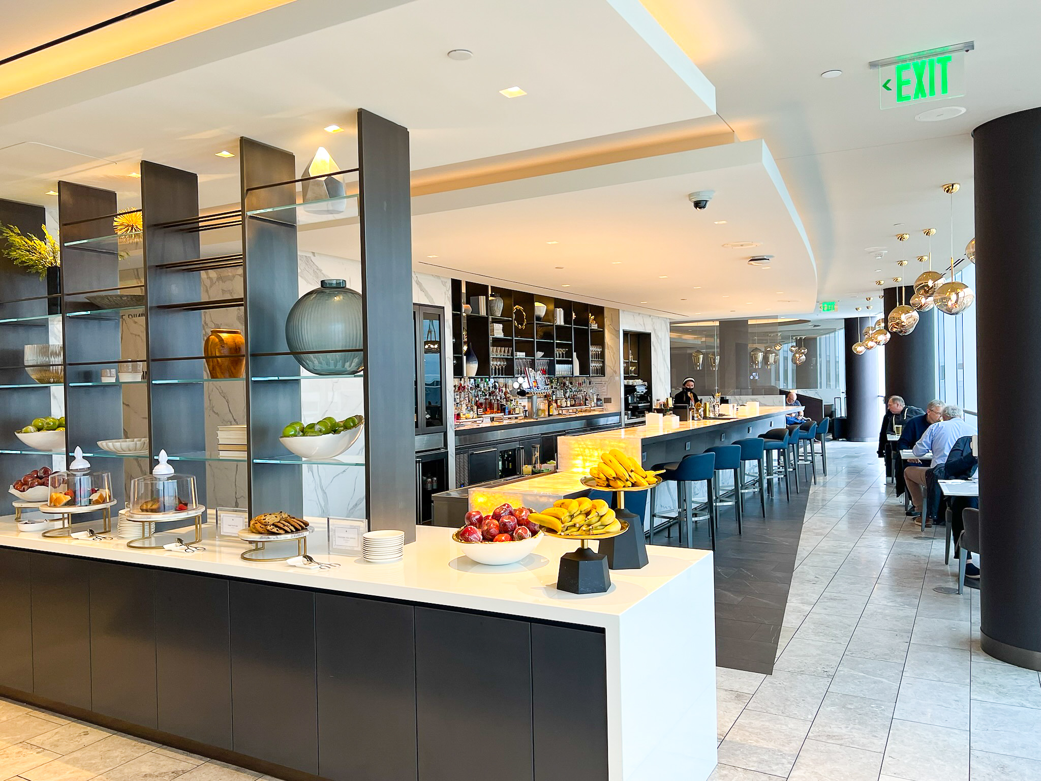 United Polaris Lounge Houston IAH view of bar