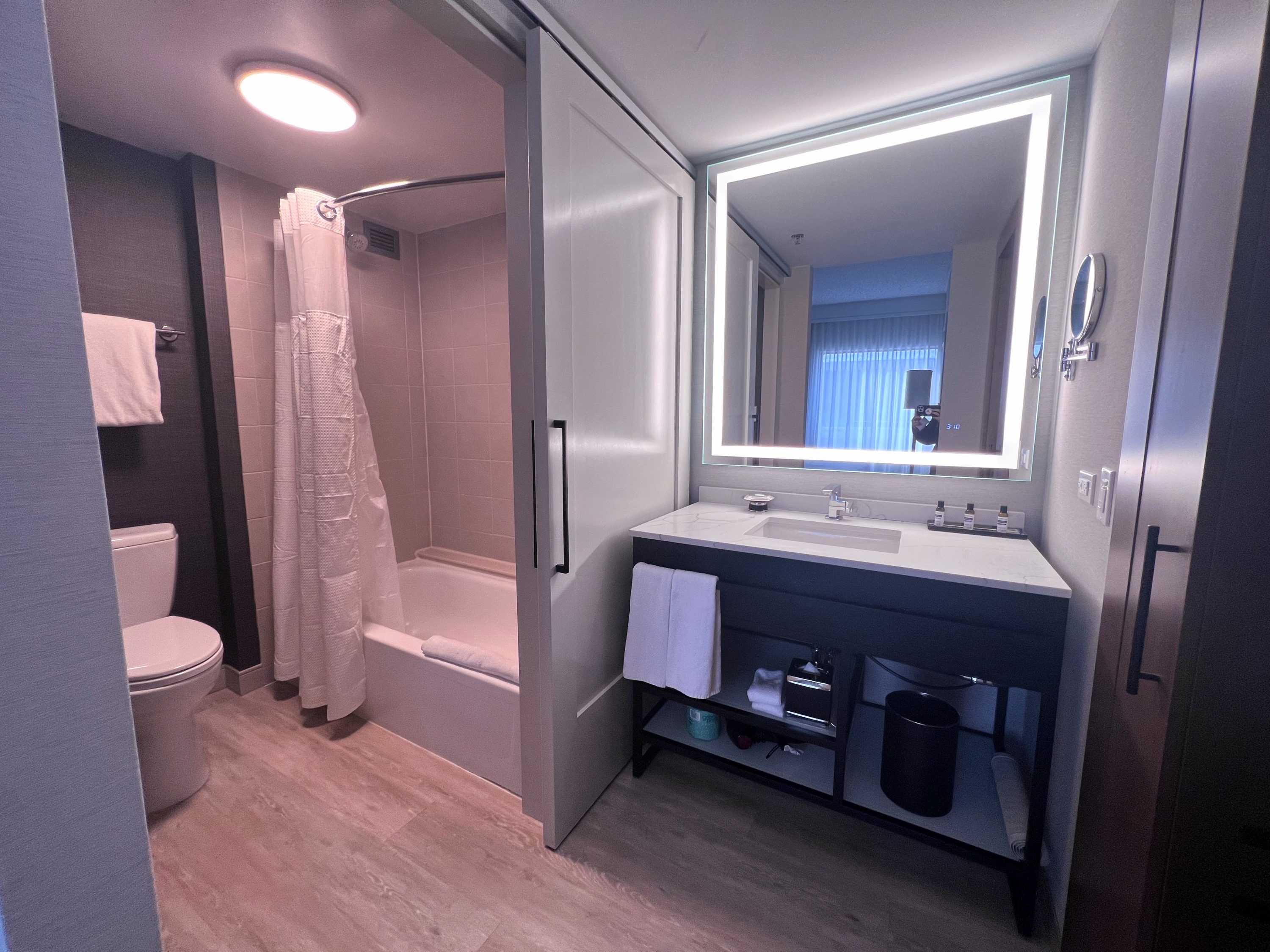 Hyatt Regency Deerfield standard bathroom
