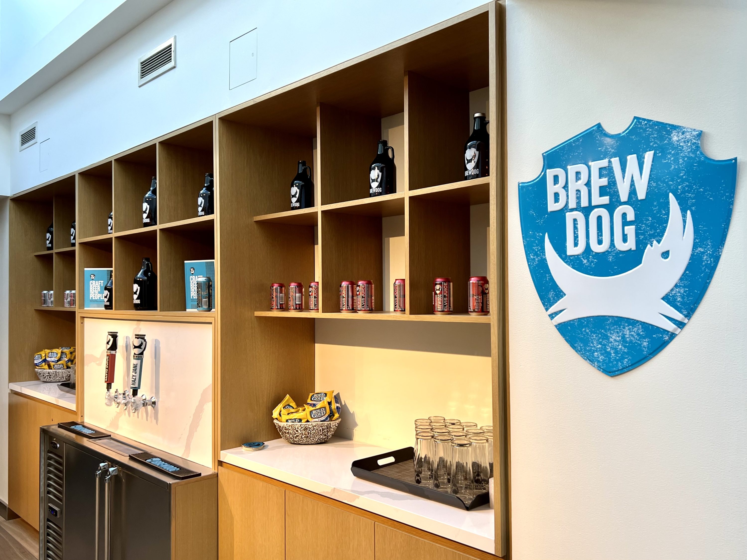 British Airways Boeing 777 300 Club Suite JFK Galleries Lounge Brew Dog beer taps