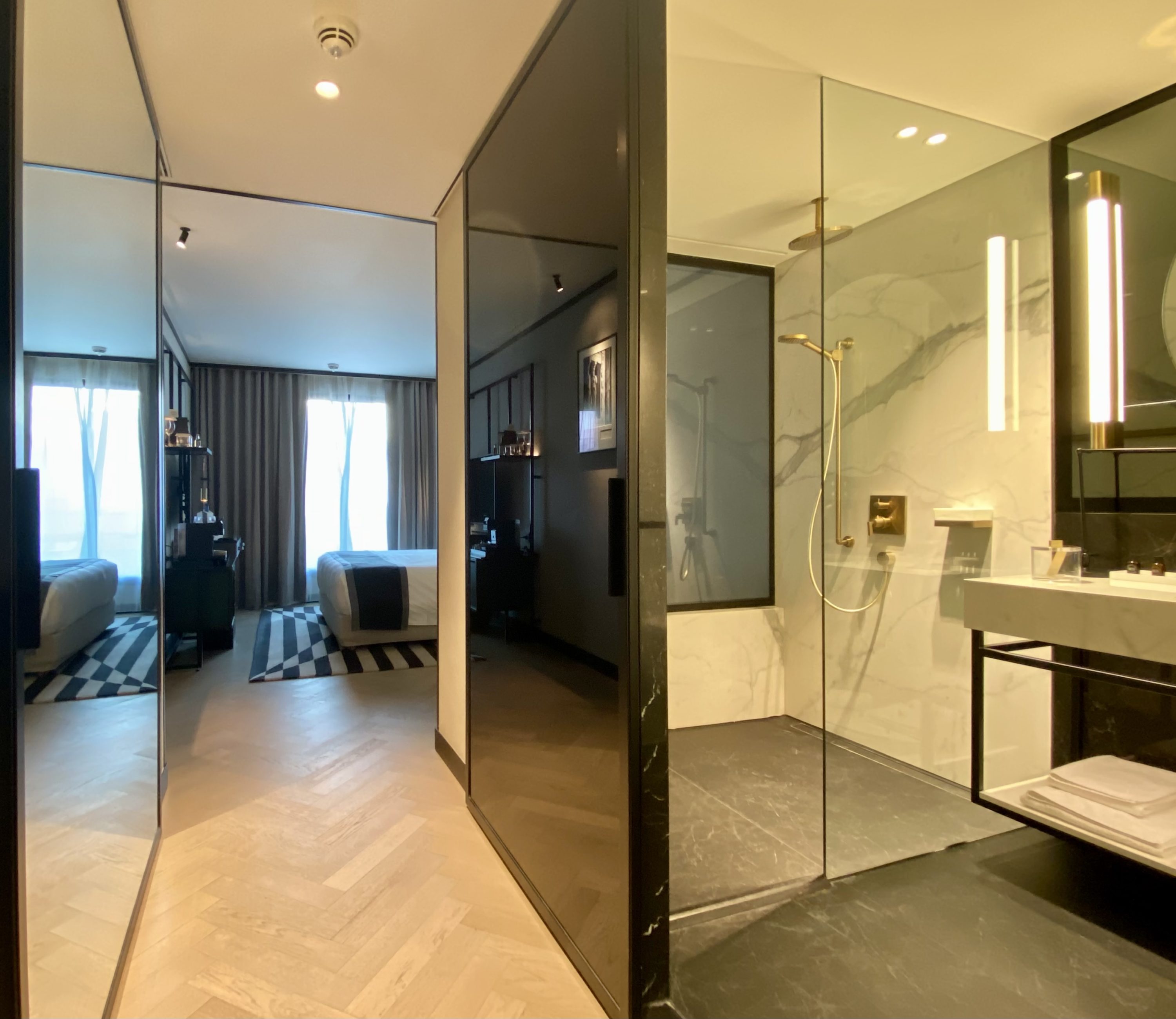 Academias Hotel bathroom to bedroom view