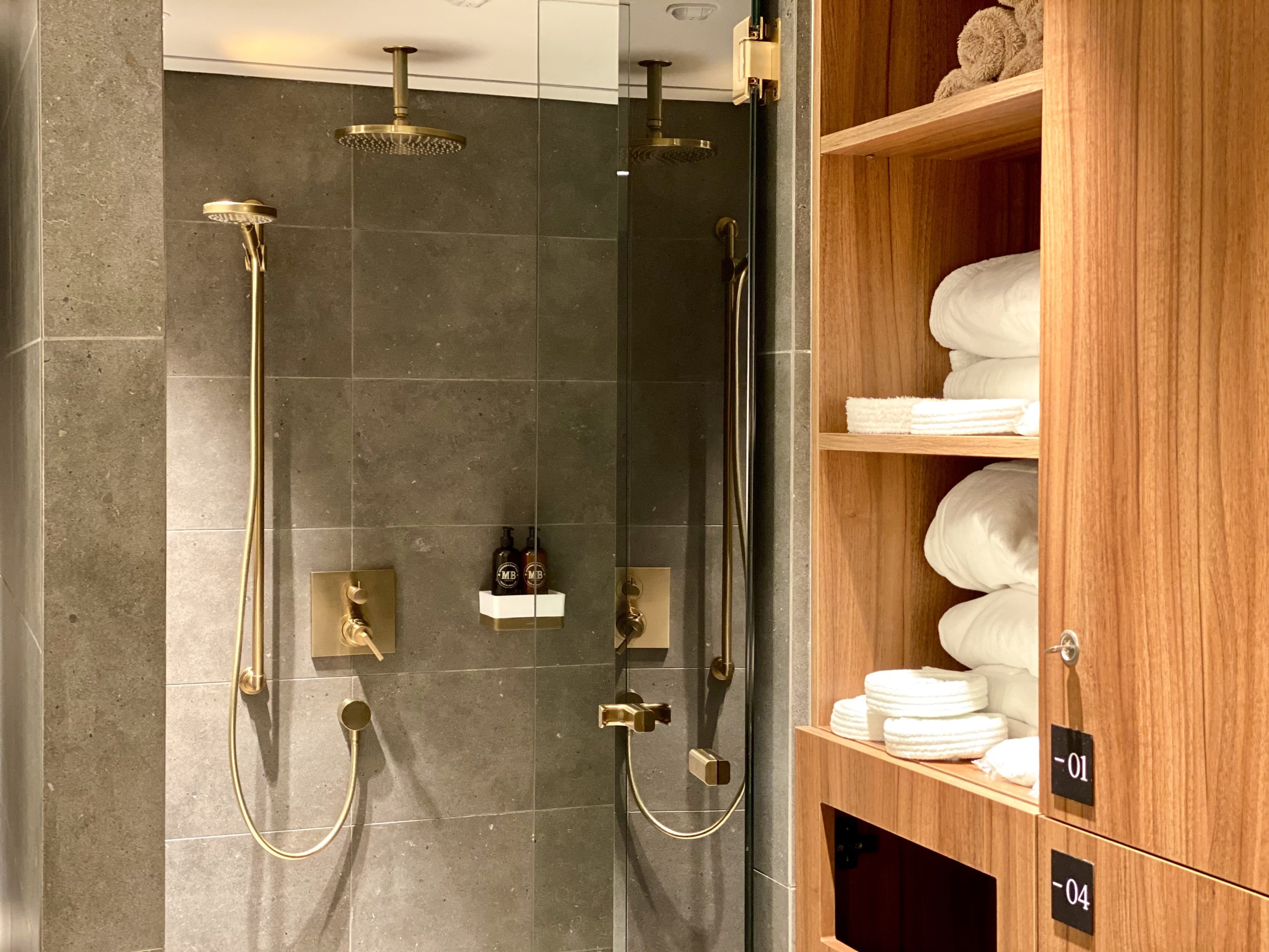 Academias Hotel changing room shower