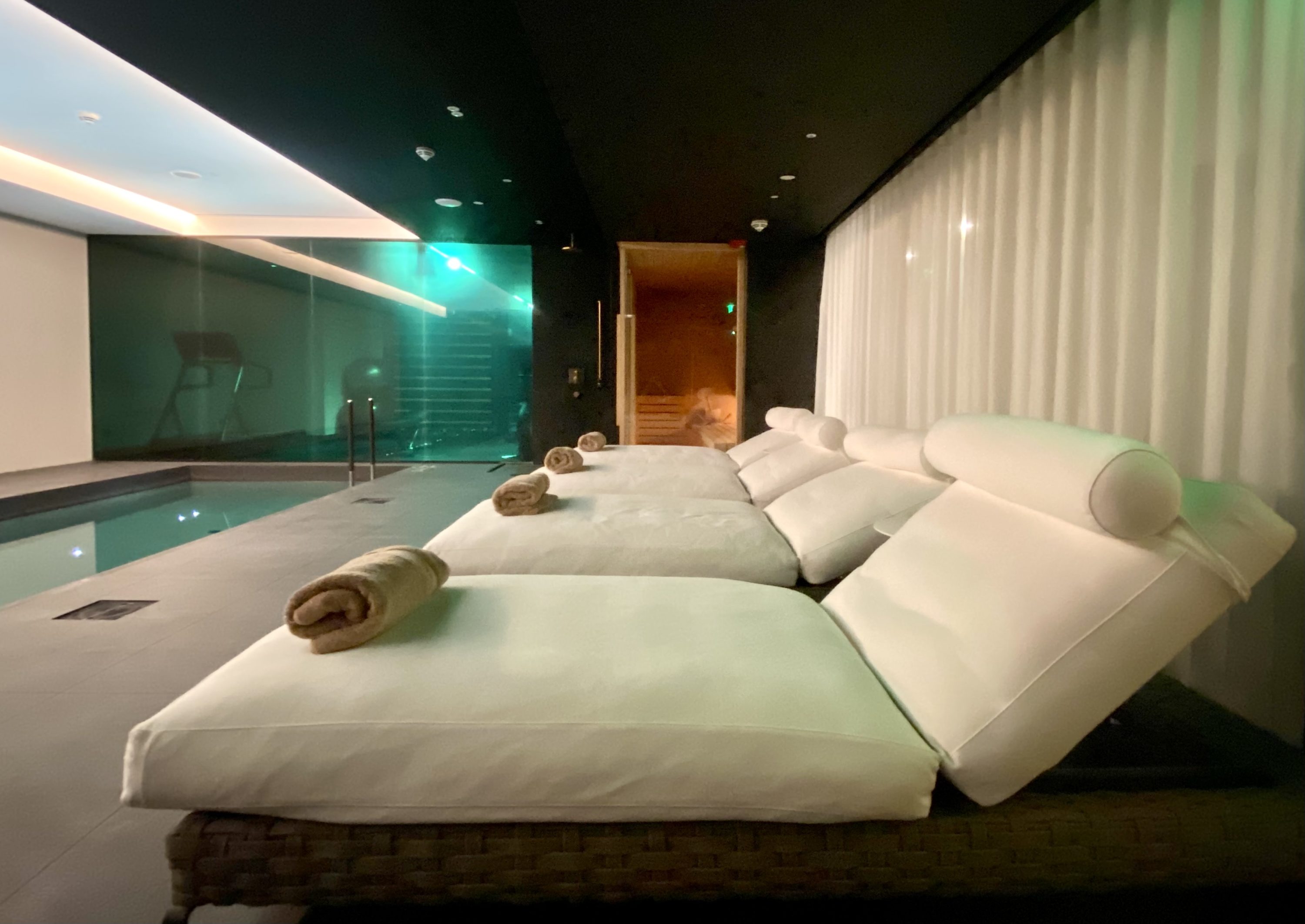 Academias Hotel pool loungers