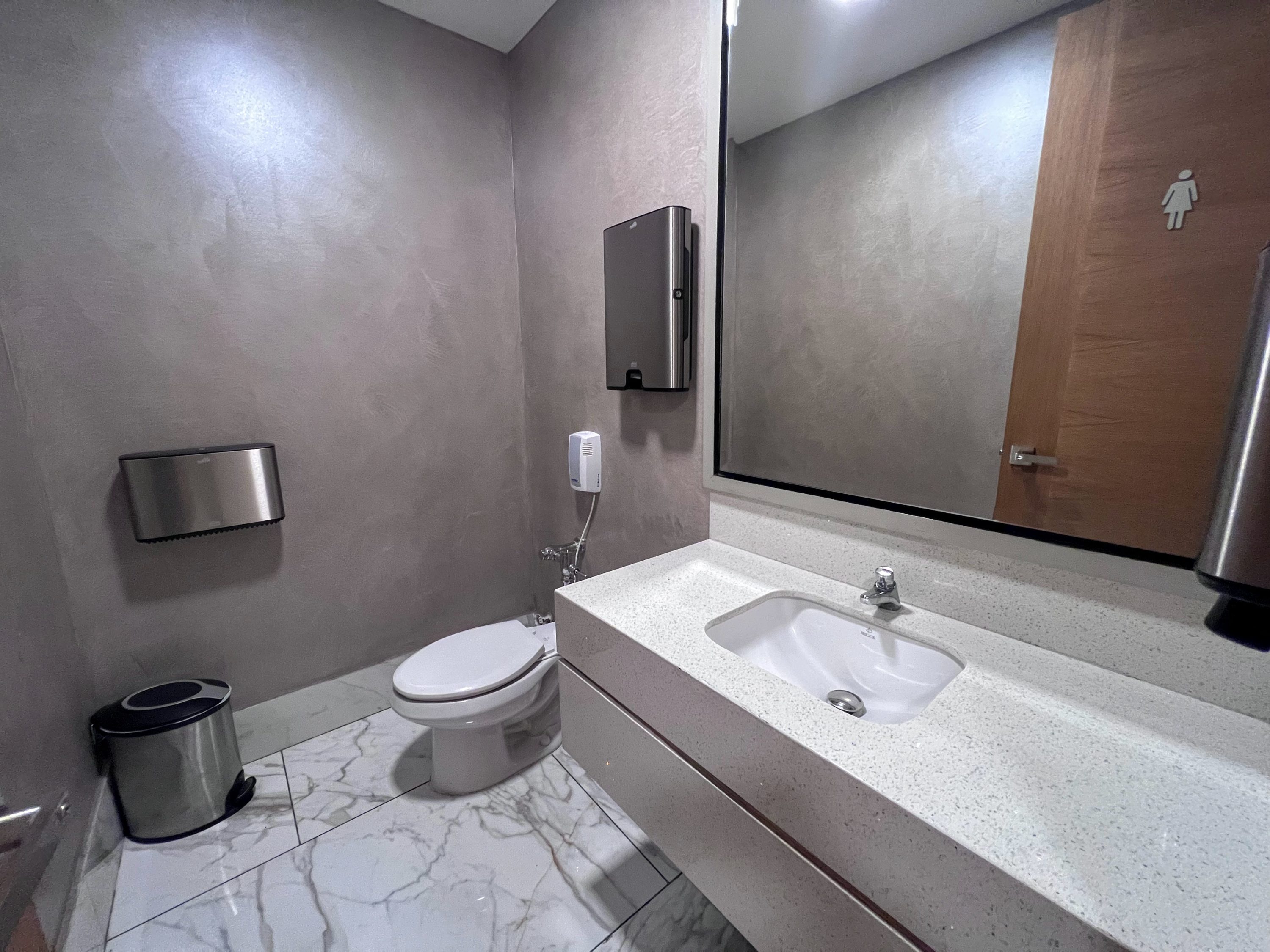 Aeropuertos VIP Club lounge bathroom