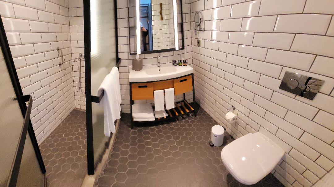 Canopy by Hilton Reykjavik Bathroom