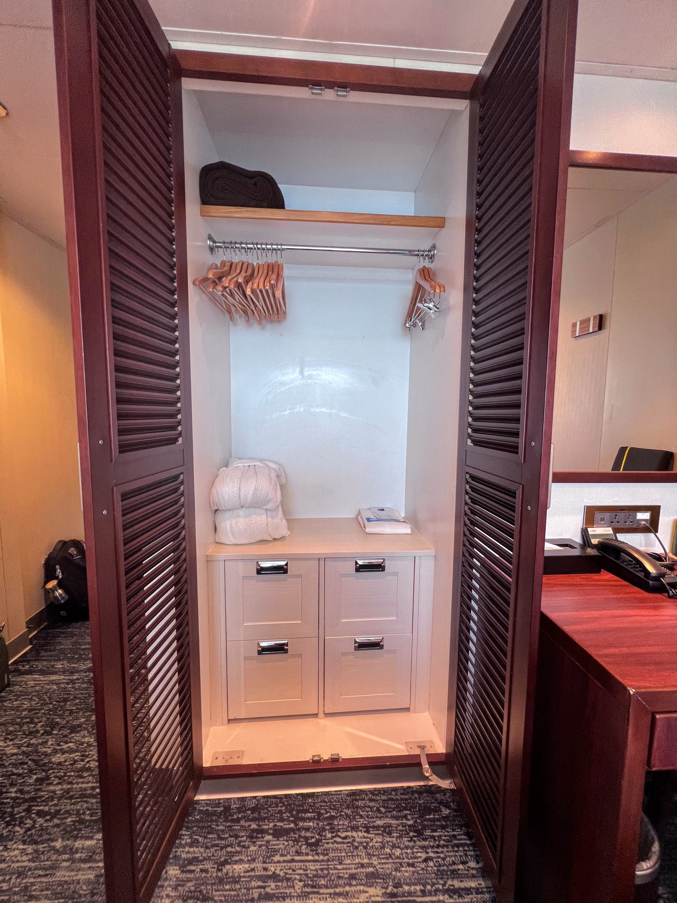 National Geograhpic Endeavour II closet