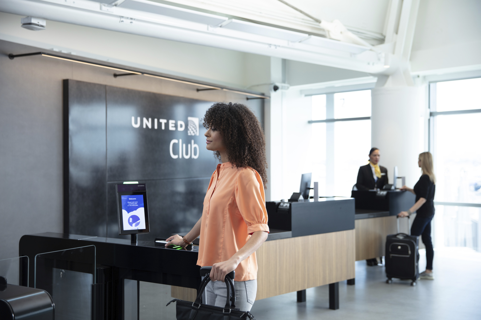 Self scan entrance at EWRs United Club