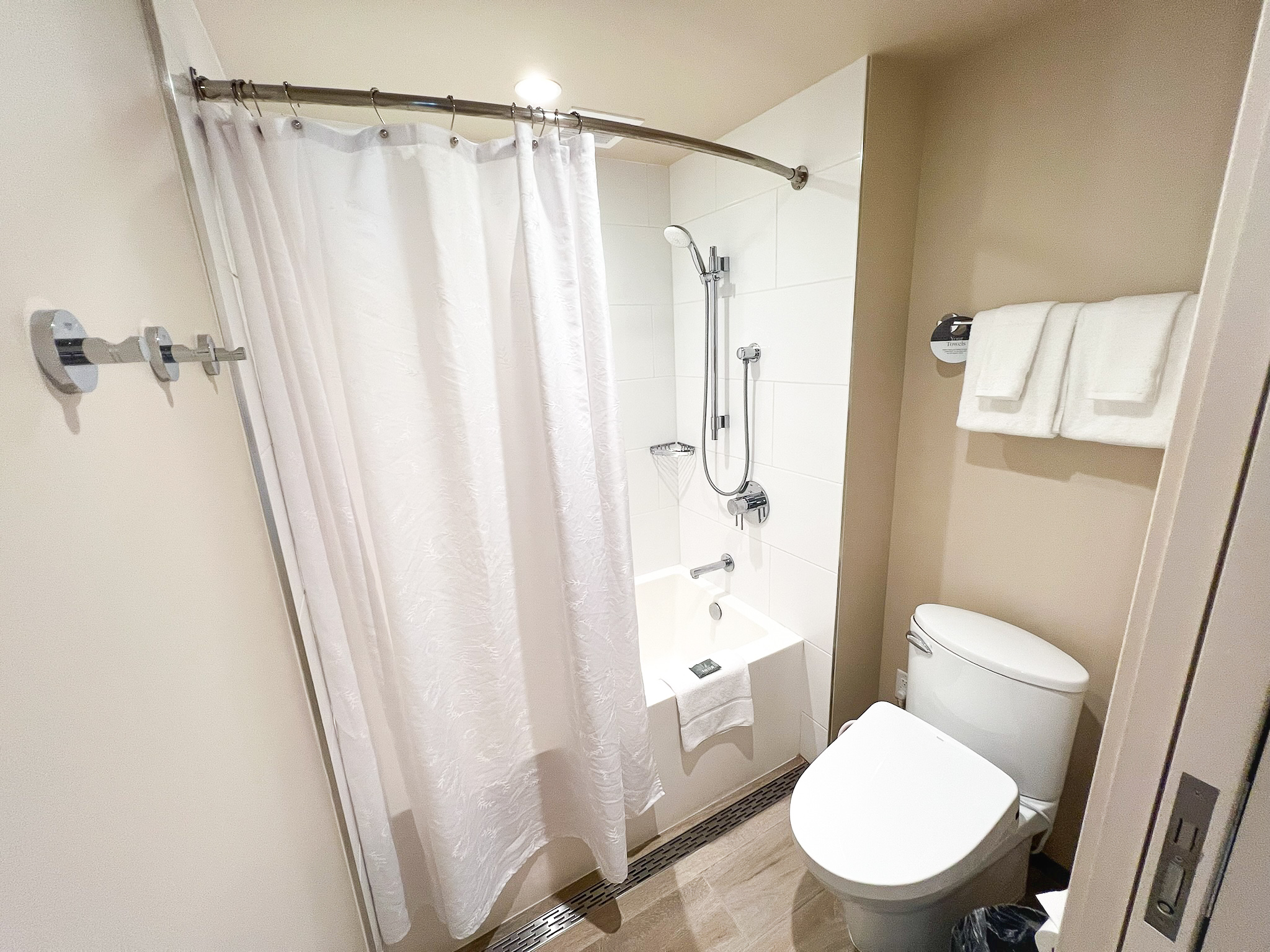 Sheraton Waikiki Oceanview Room bathroom