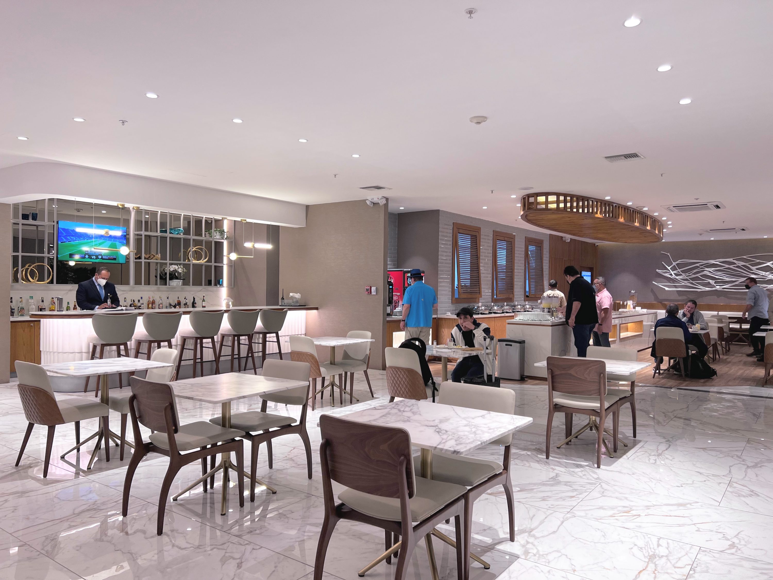 The bar in the Aeropuertos VIP Club lounge