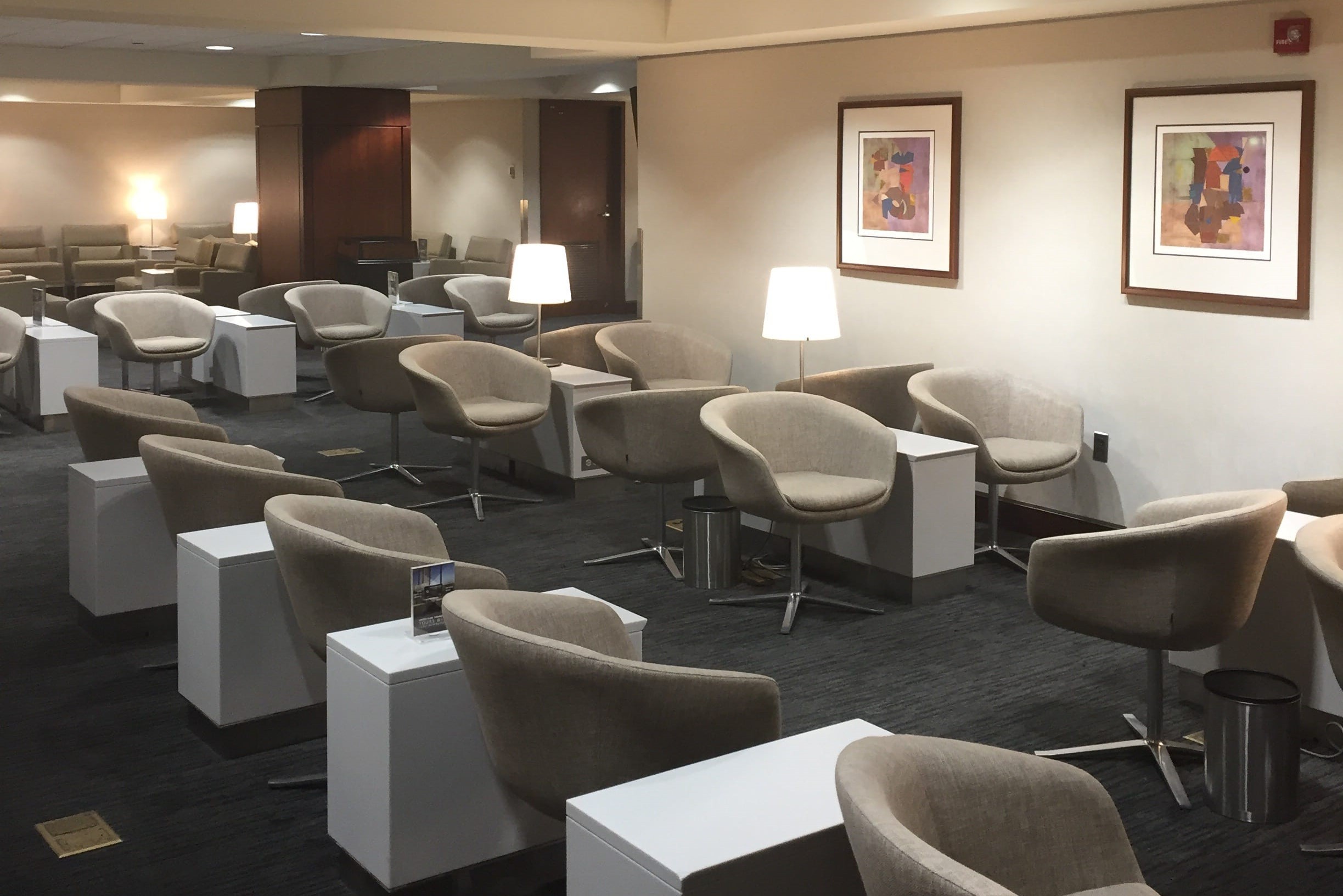 United Club IAD C17