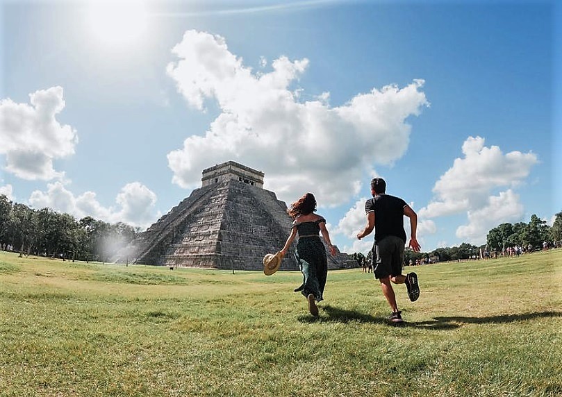 Couple running and sightseeing