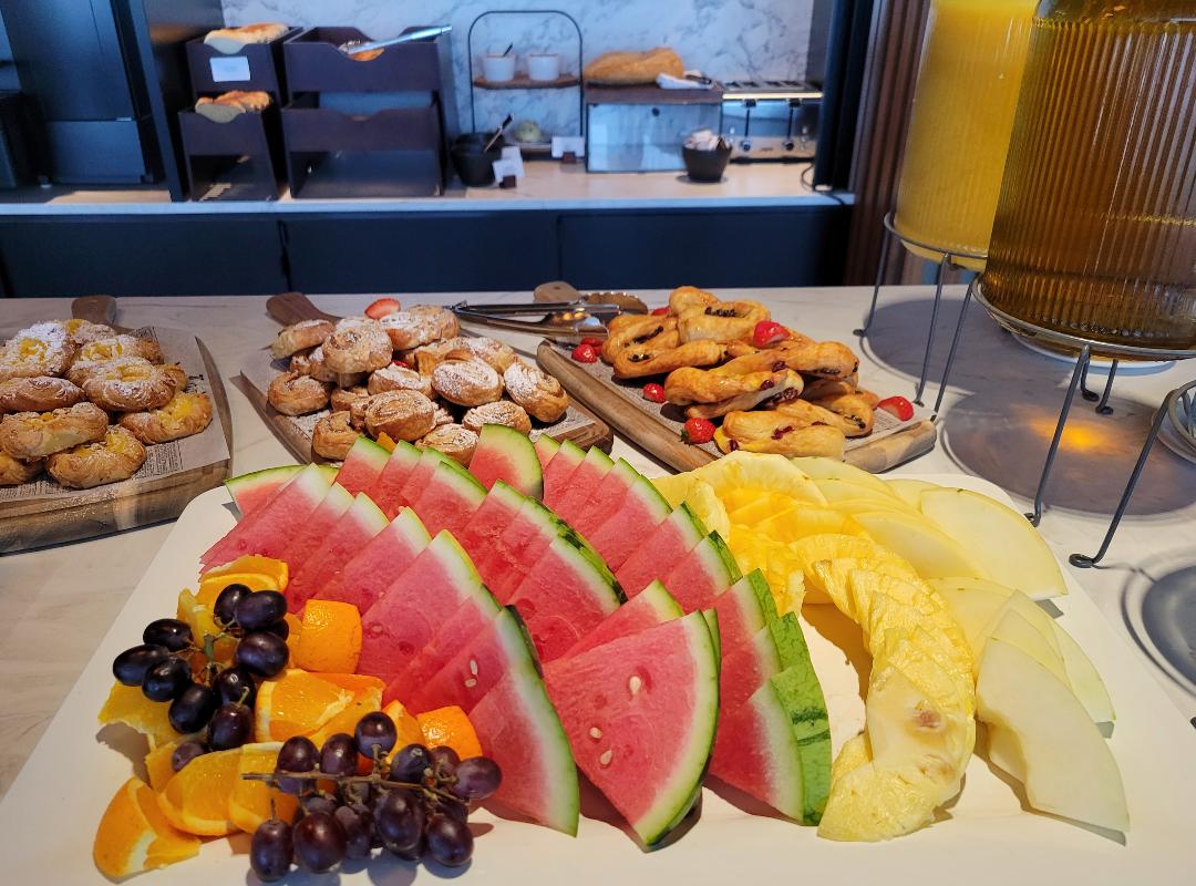 Courtyard by Marriott Keflavik Fruits Pastries