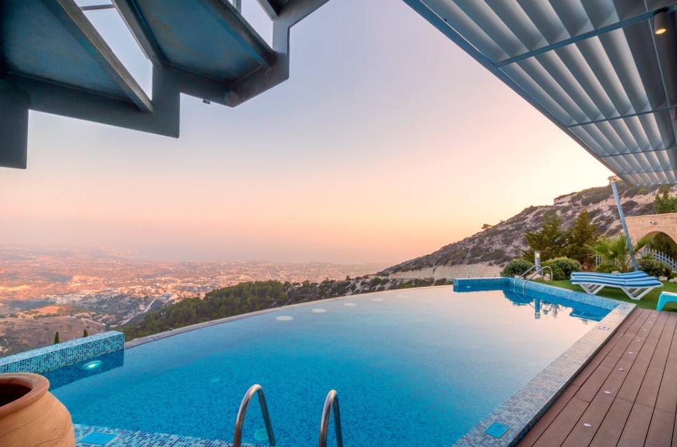 Hotel infinity pool