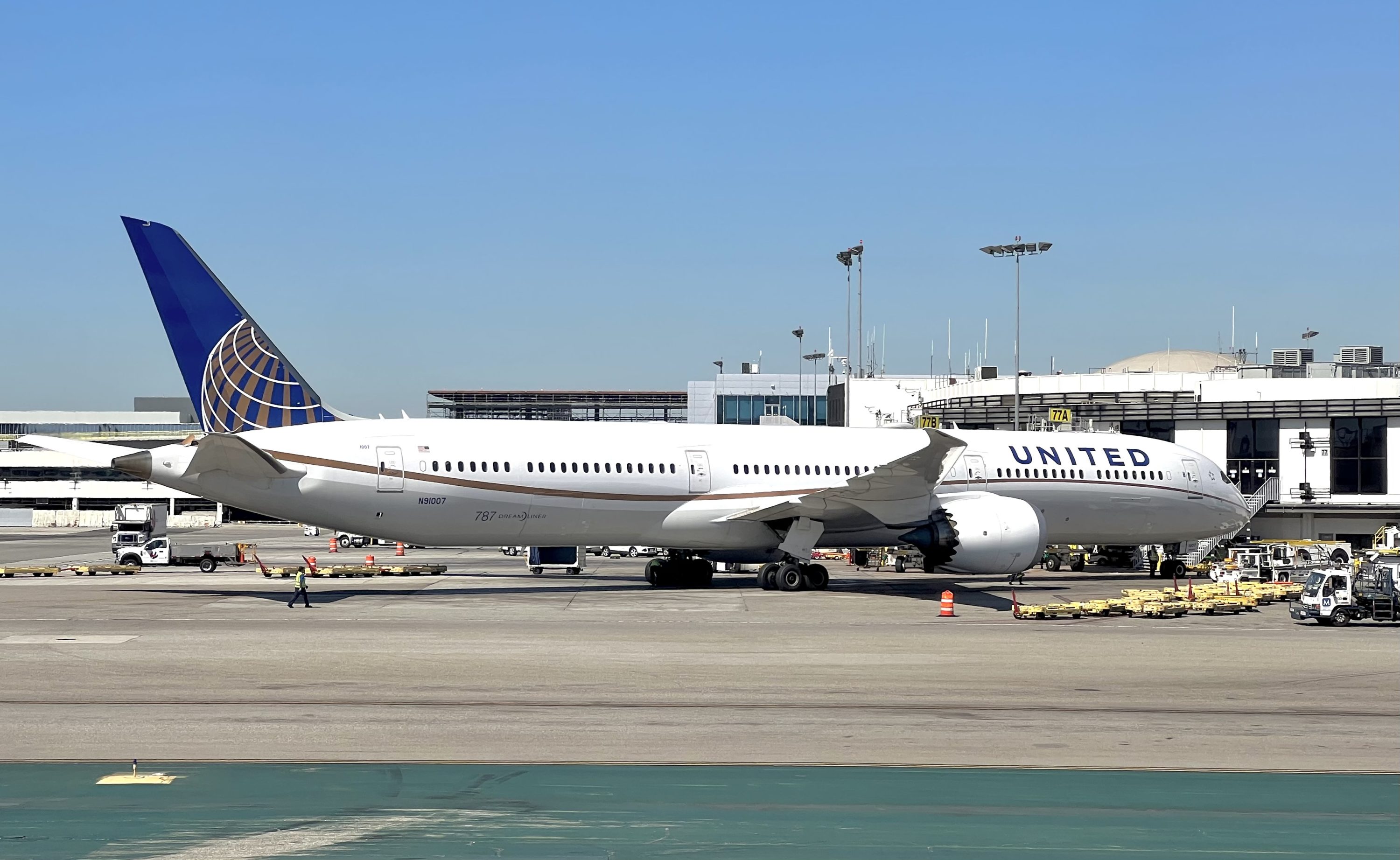 A United Airlines Boeing 787-10 Dreamliner at LAX A United Airlines Boeing 787-10 Dreamliner at LAX