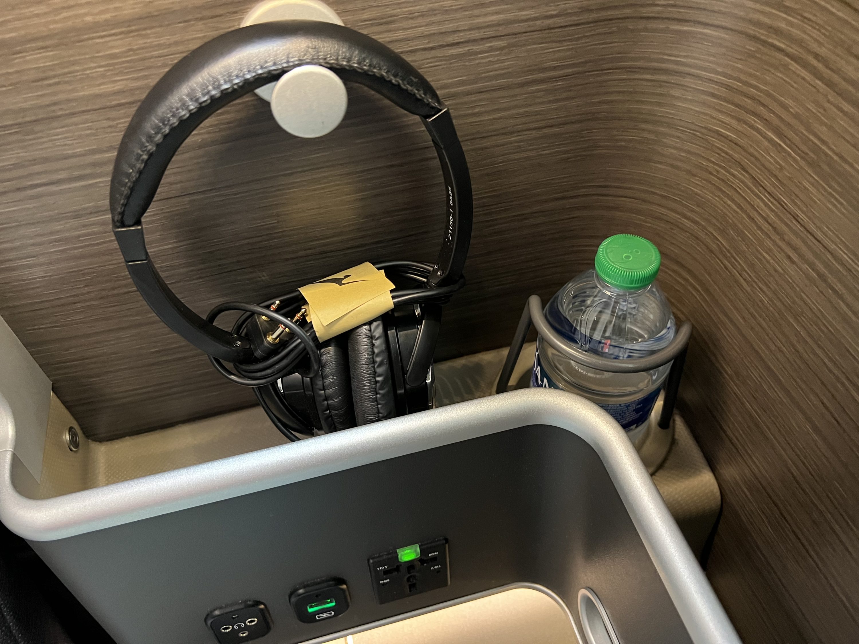 Qantas 787 Business Class Headphones and Power Ports