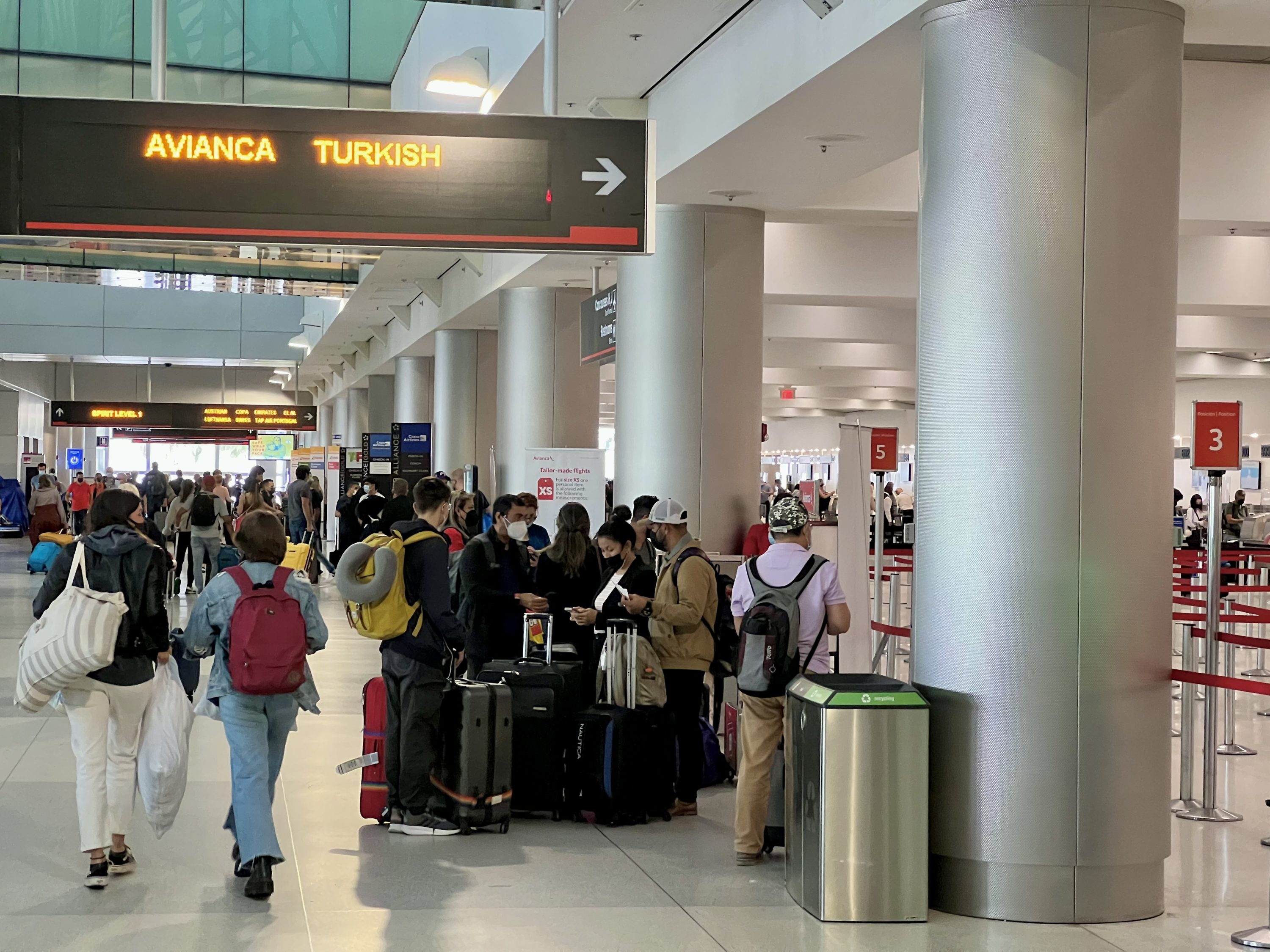 Avianca Boeing 787 Business Class MIA check in sign