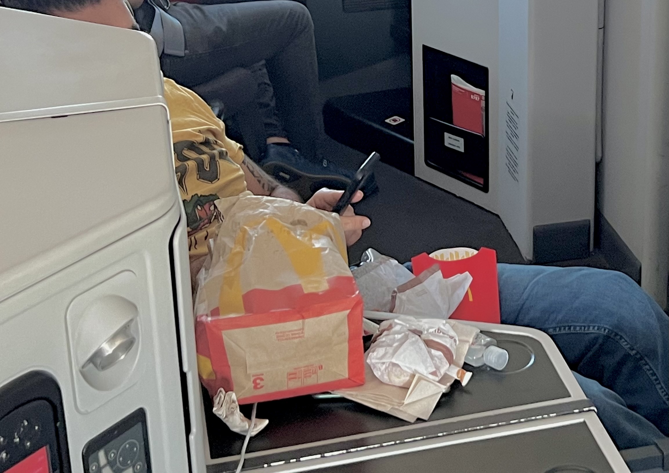Avianca Boeing 787 Business Class McDonalds