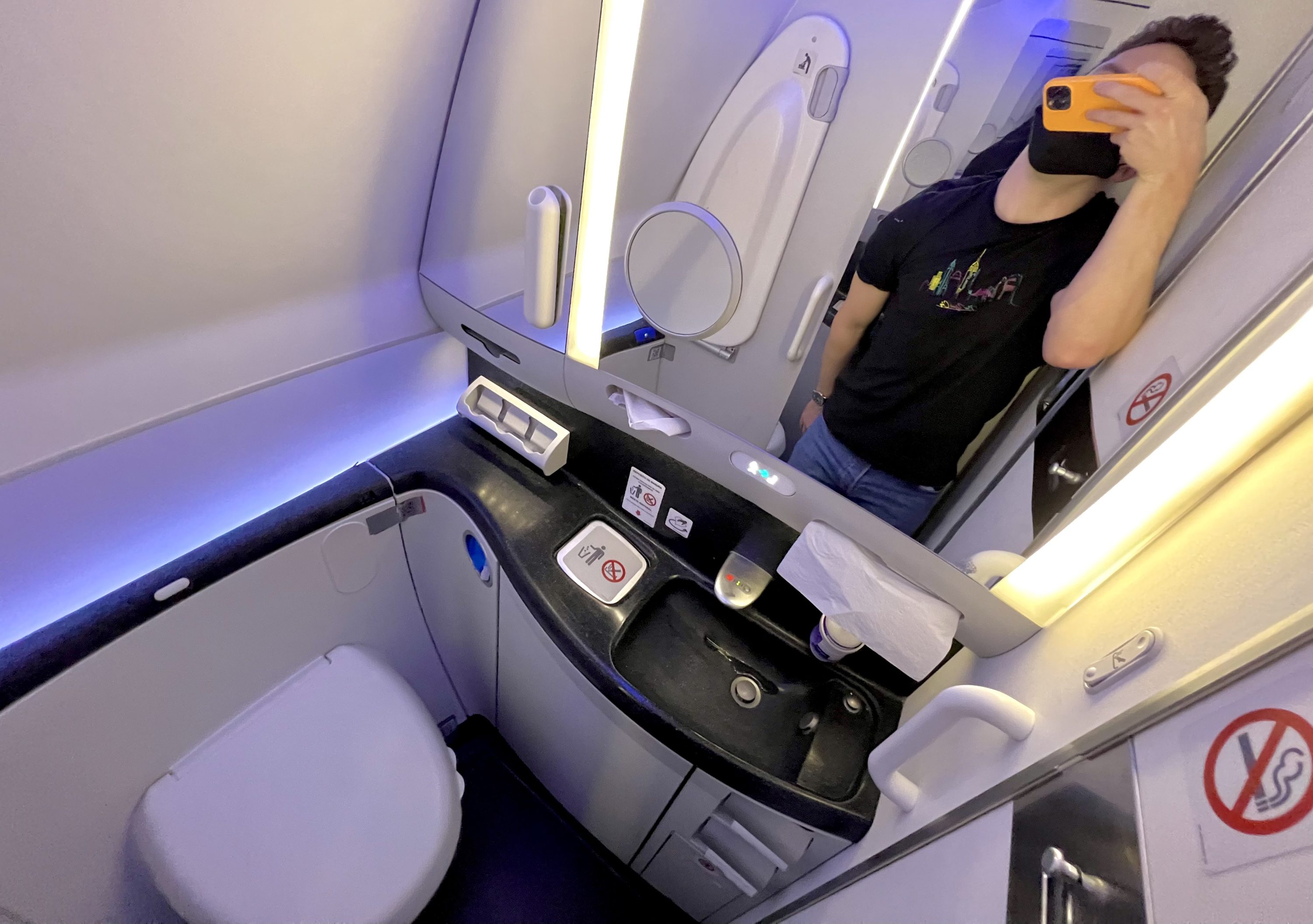 Avianca Boeing 787 Business Class bathroom
