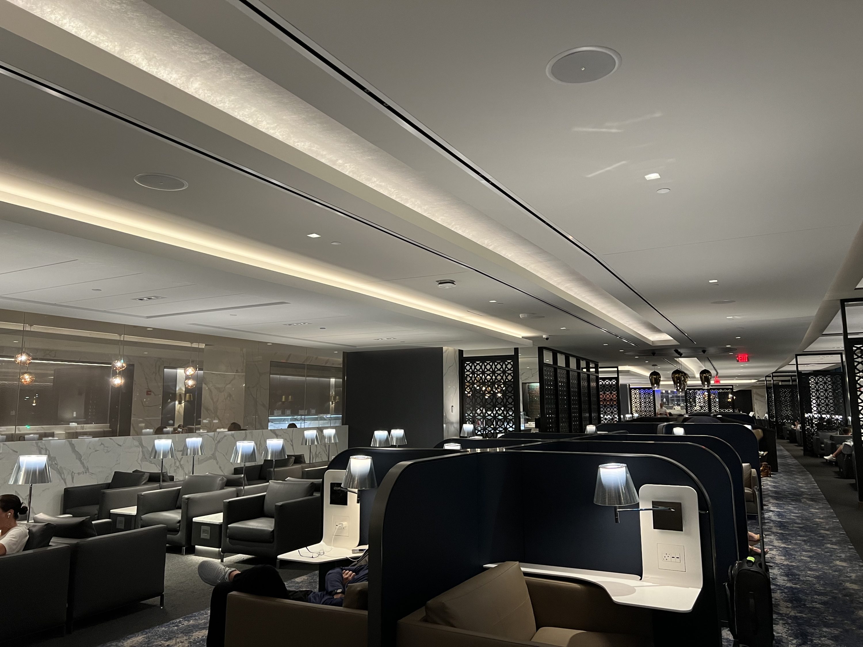 EWR Polaris lounge