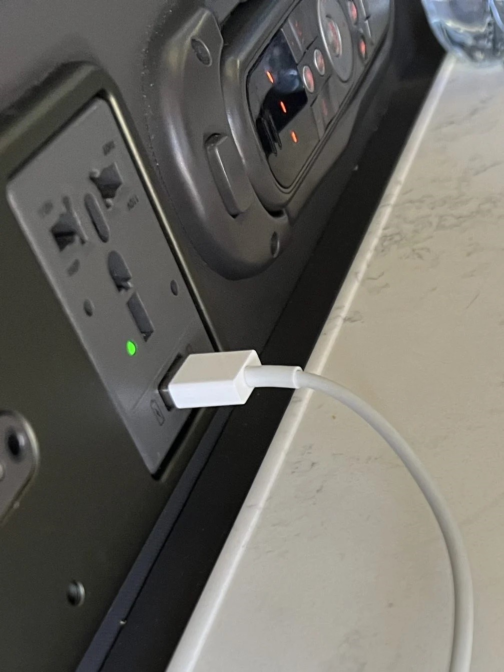 United Polaris business class USB