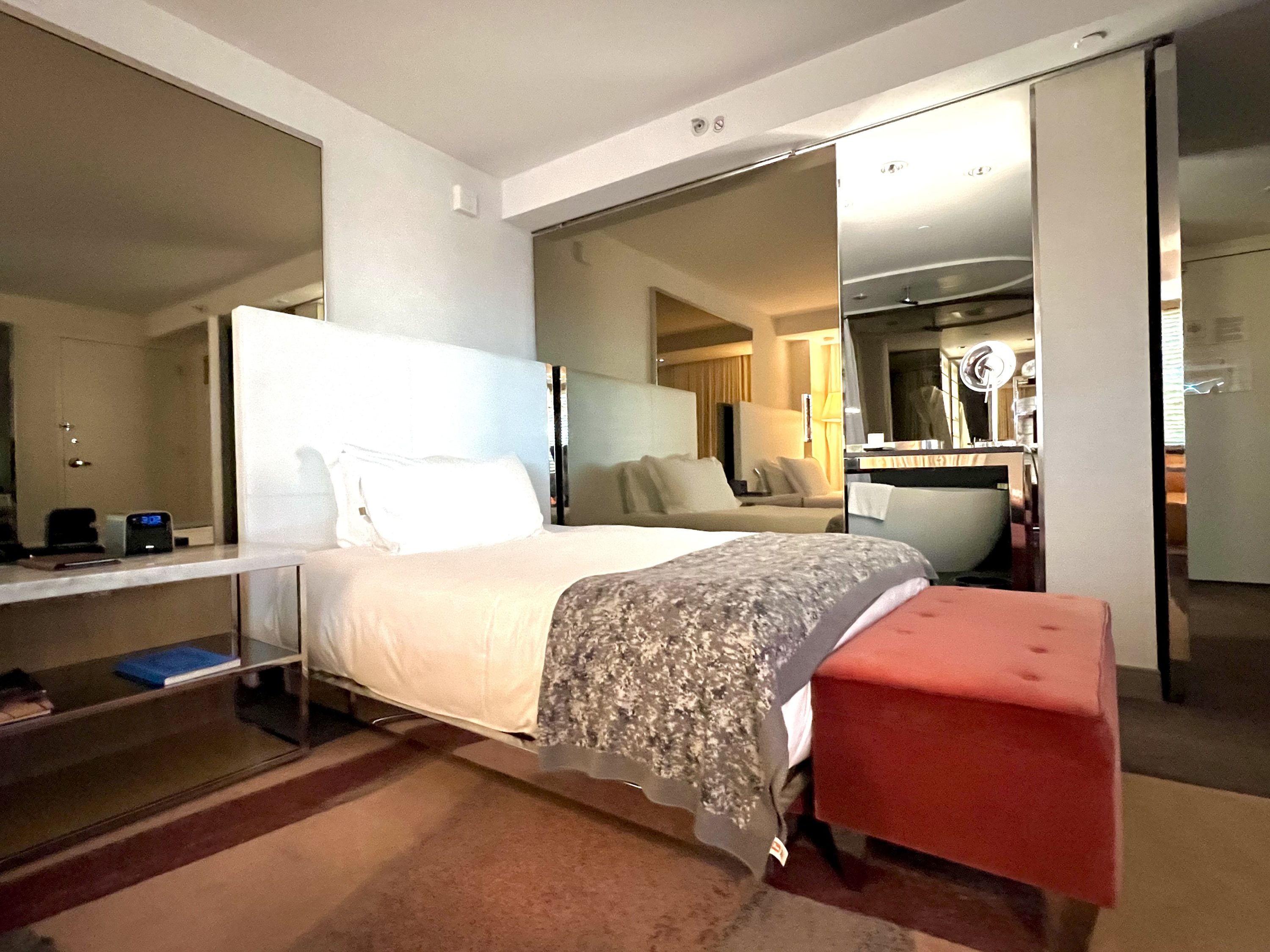 SLS Hotel, a Luxury Collection Hotel, Beverly Hills bedroom second bed