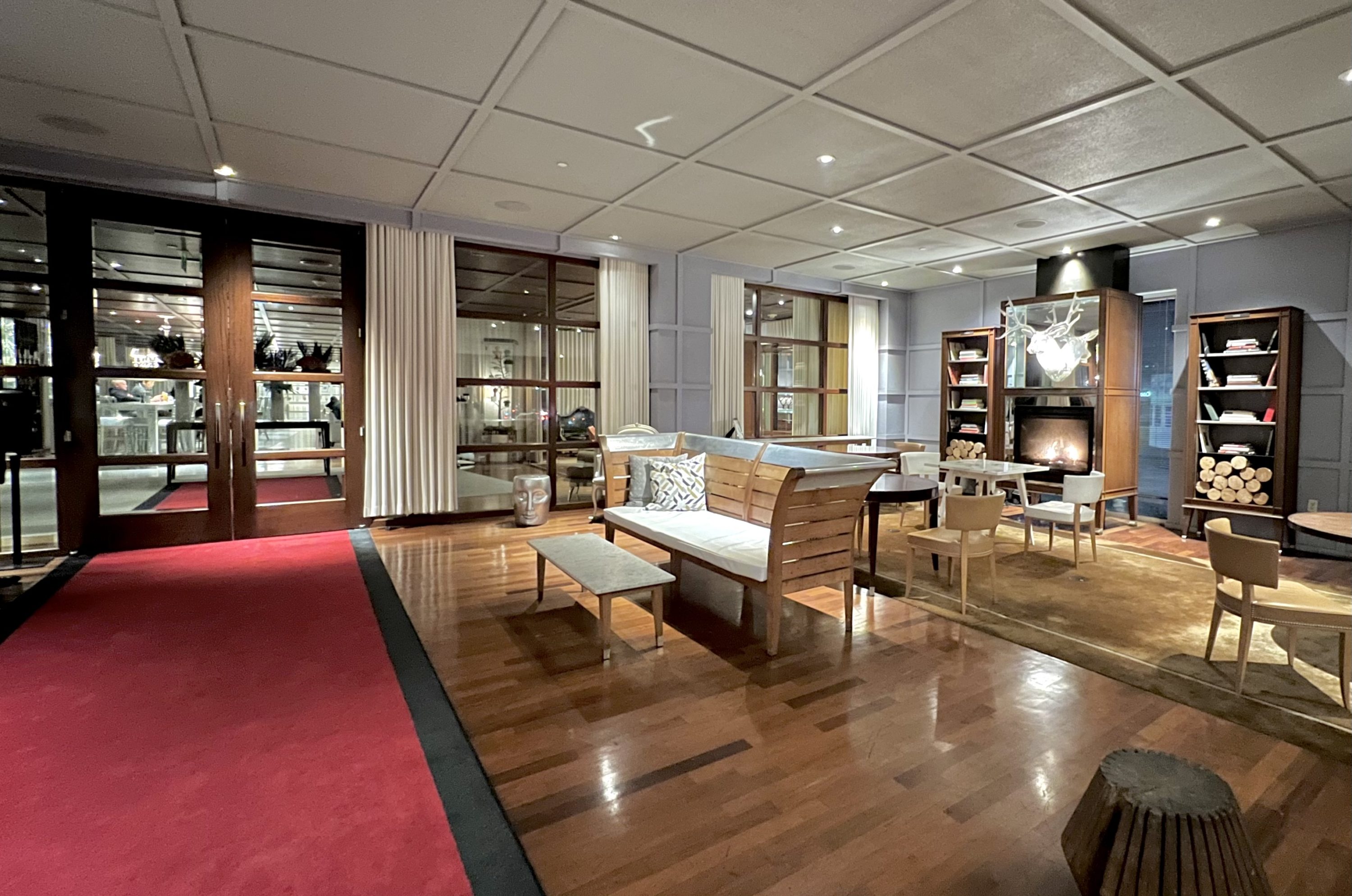 SLS Hotel, a Luxury Collection Hotel, Beverly Hills outside seating area