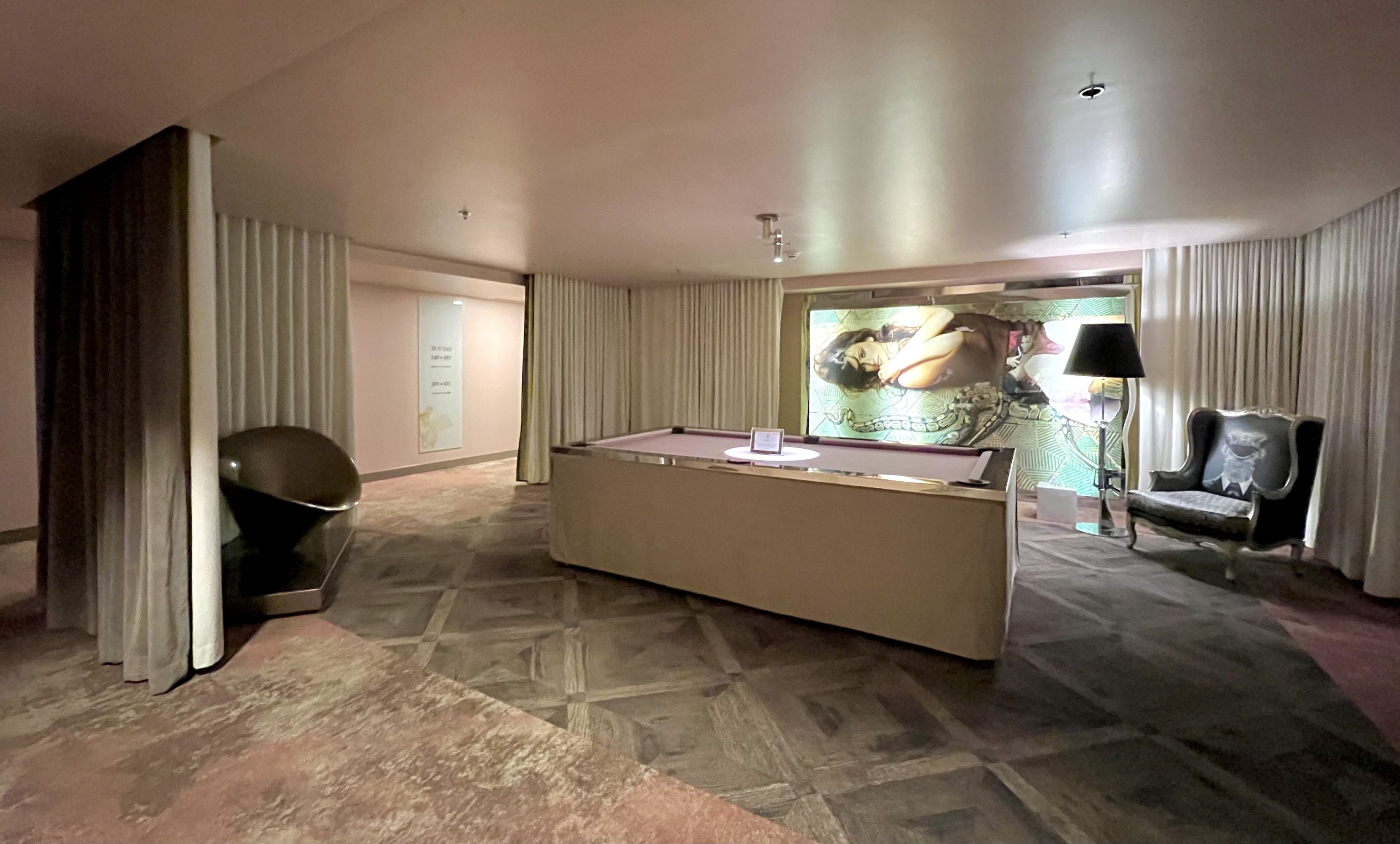 SLS Hotel, a Luxury Collection Hotel, Beverly Hills pool table