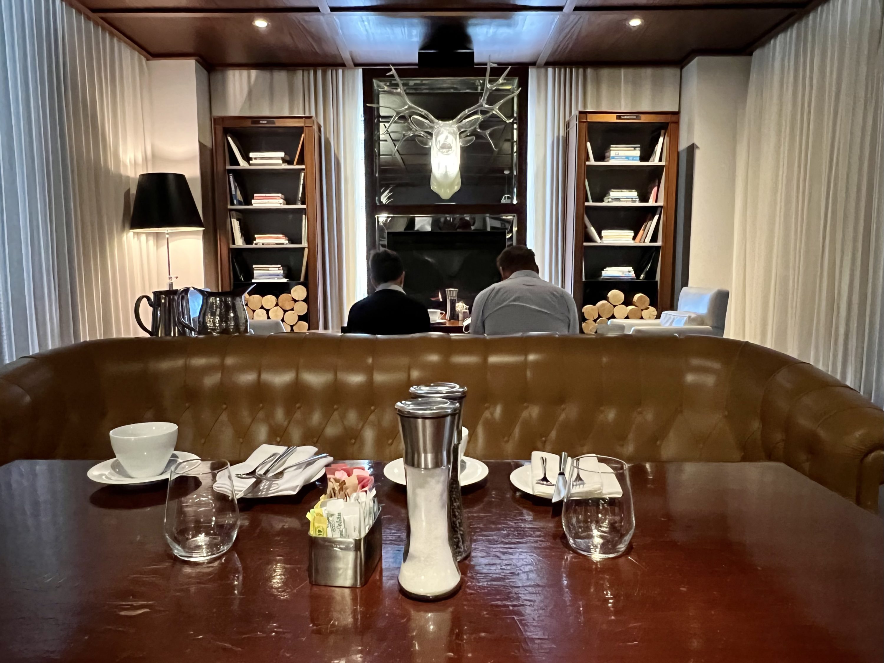 SLS Hotel, a Luxury Collection Hotel, Beverly Hills restaurant sofa seating