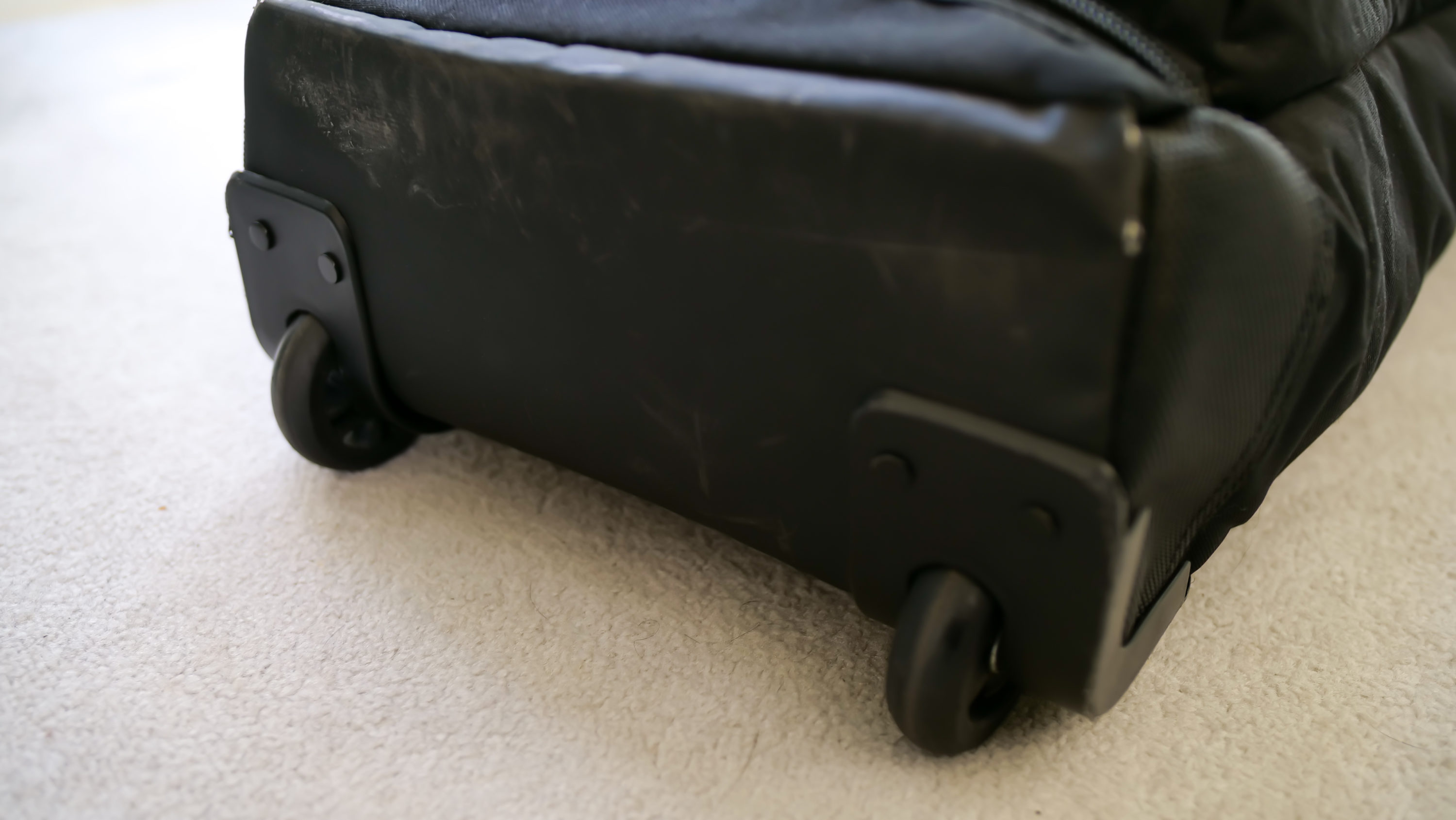 Snowboard bag wheels