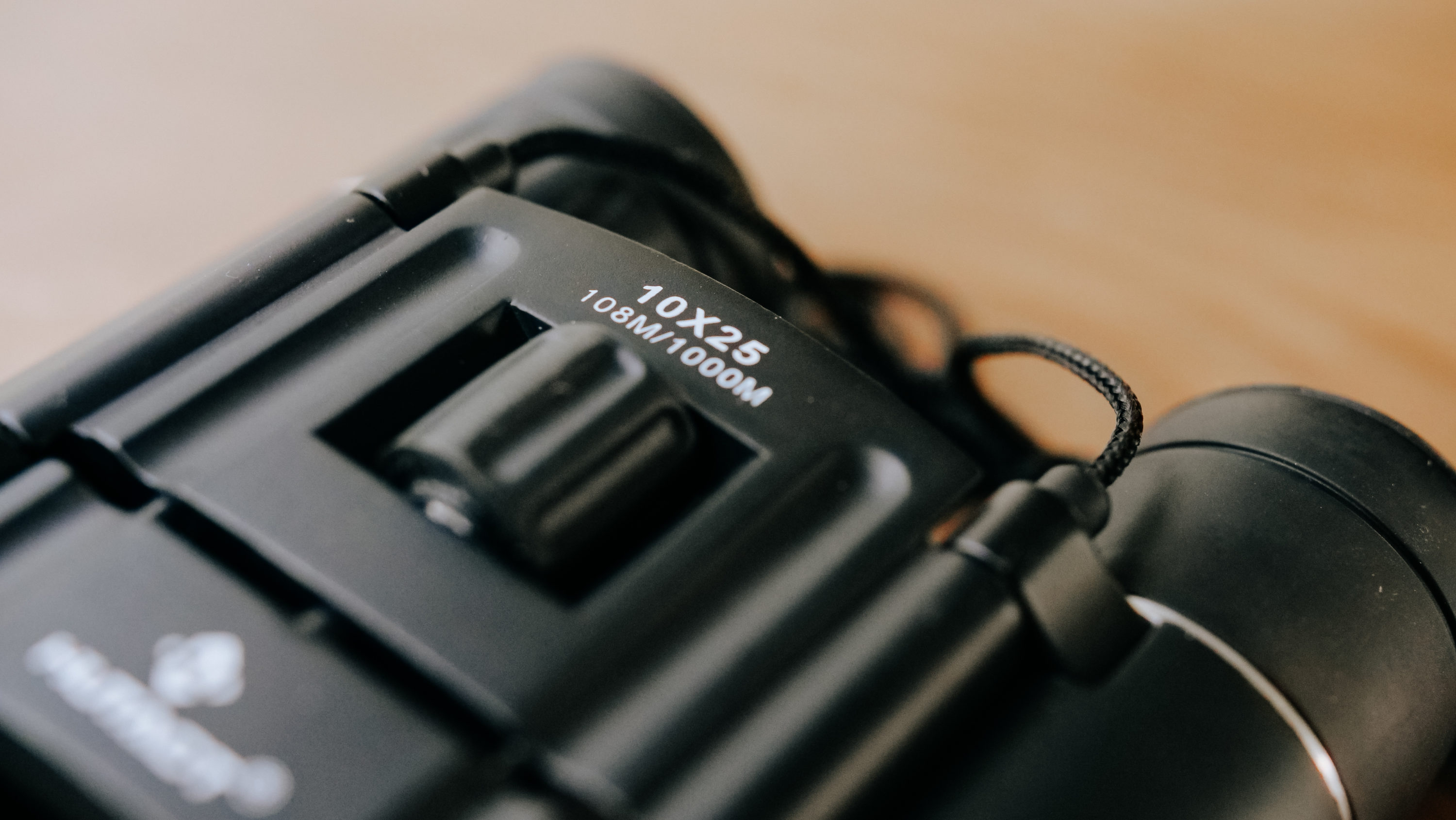 Travel binoculars magnification