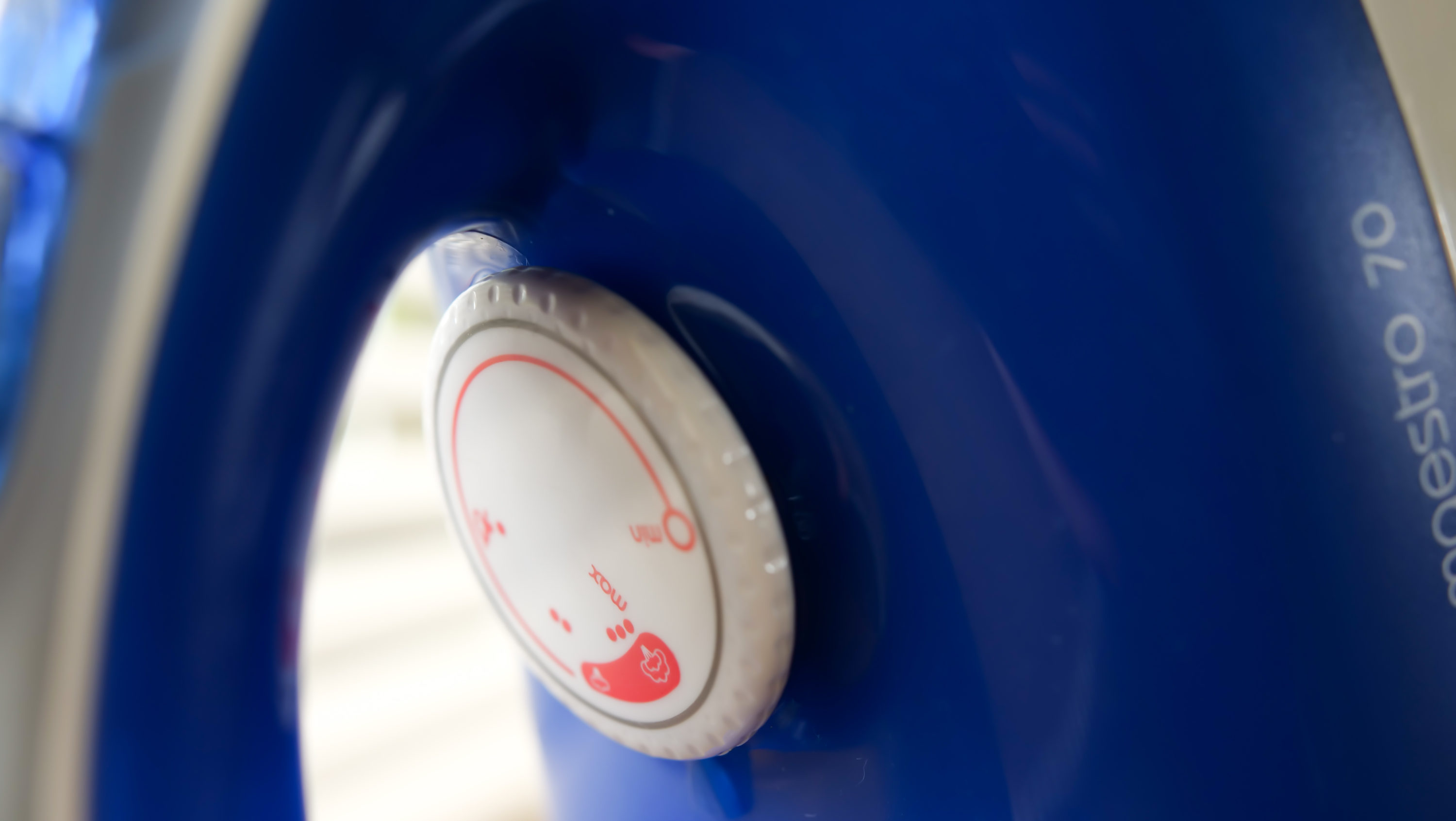 Travel iron heat control