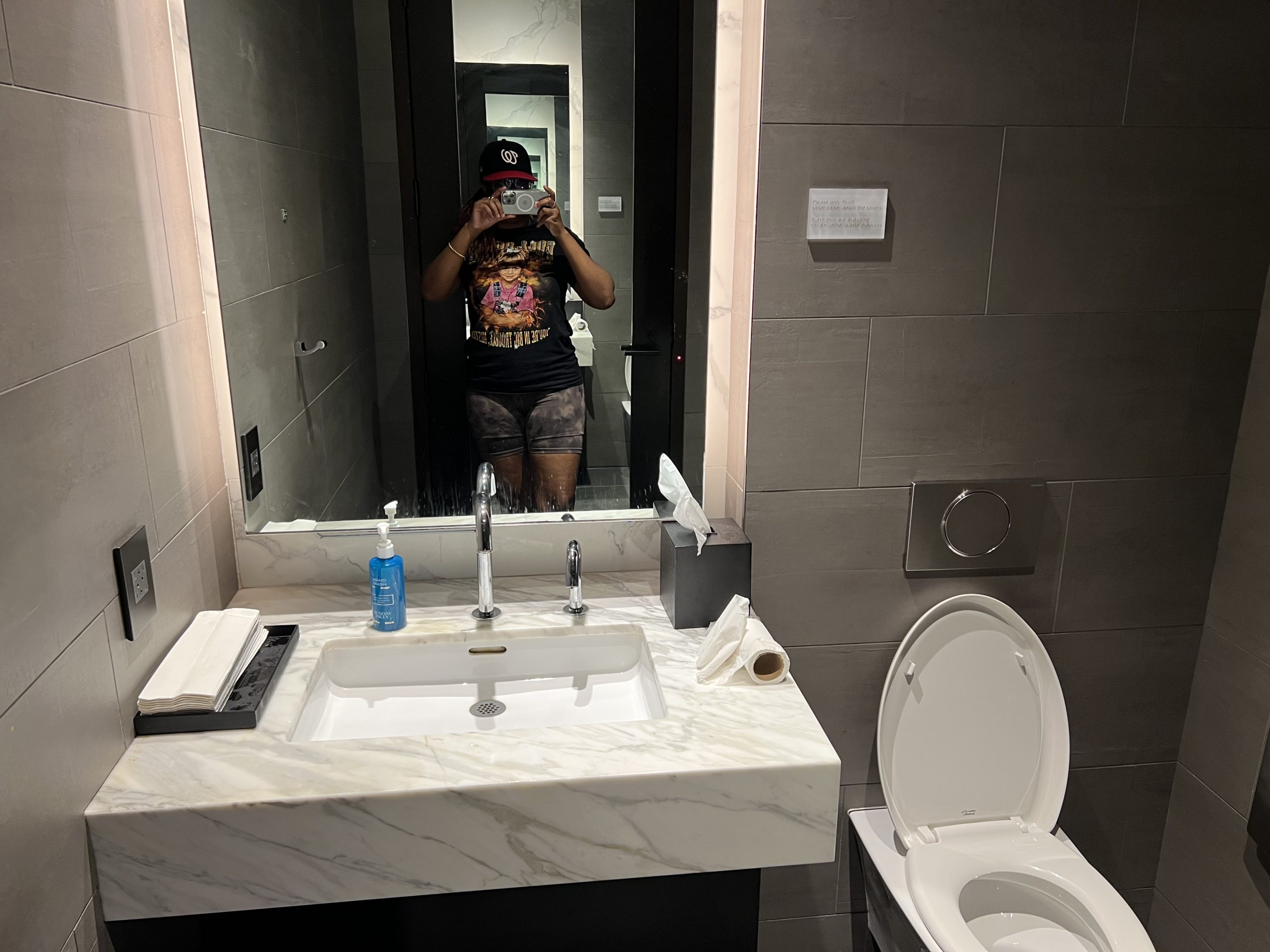 EWR Polaris lounge bathroom
