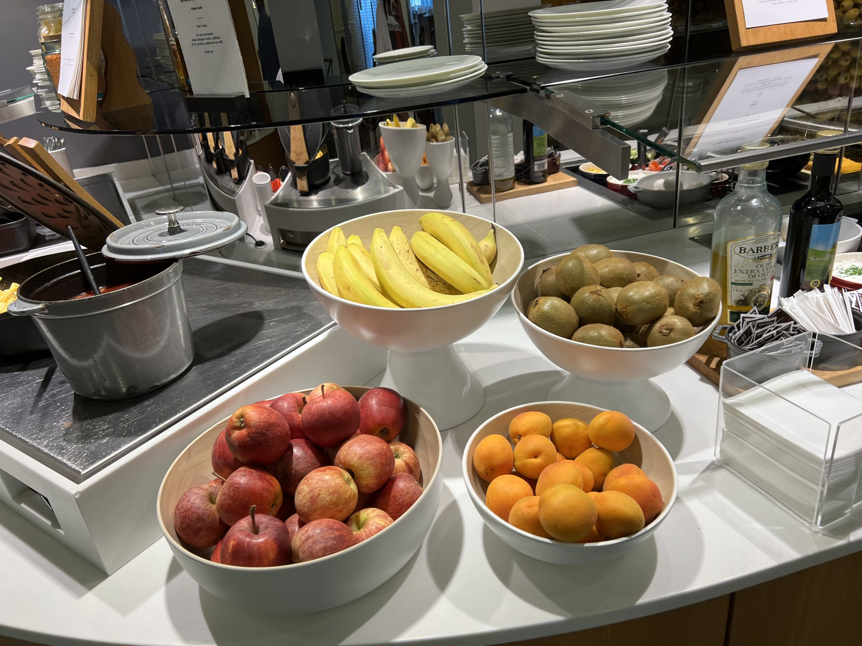 Lufthansa Senator lounge fruit