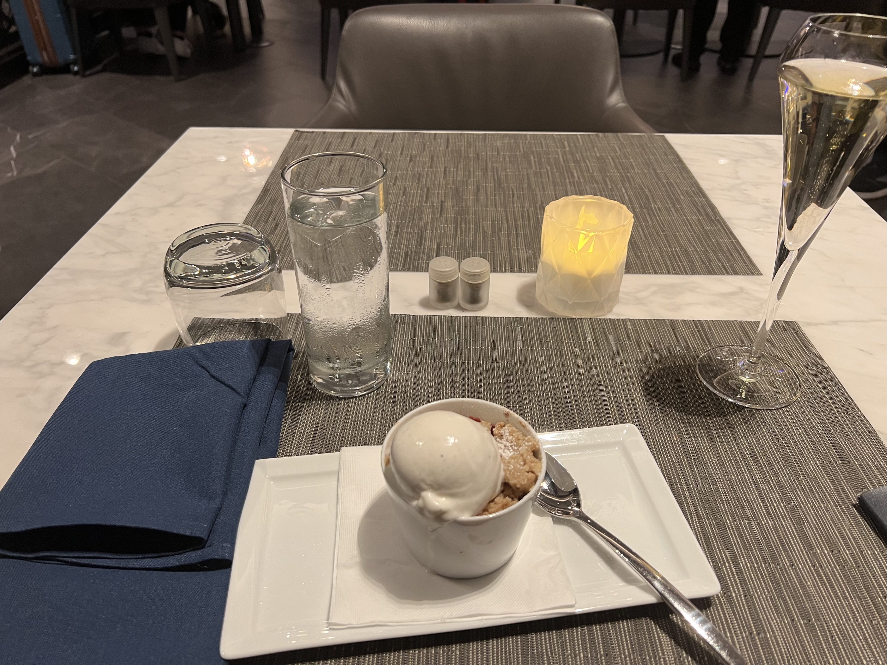 EWR Polaris lounge ice cream