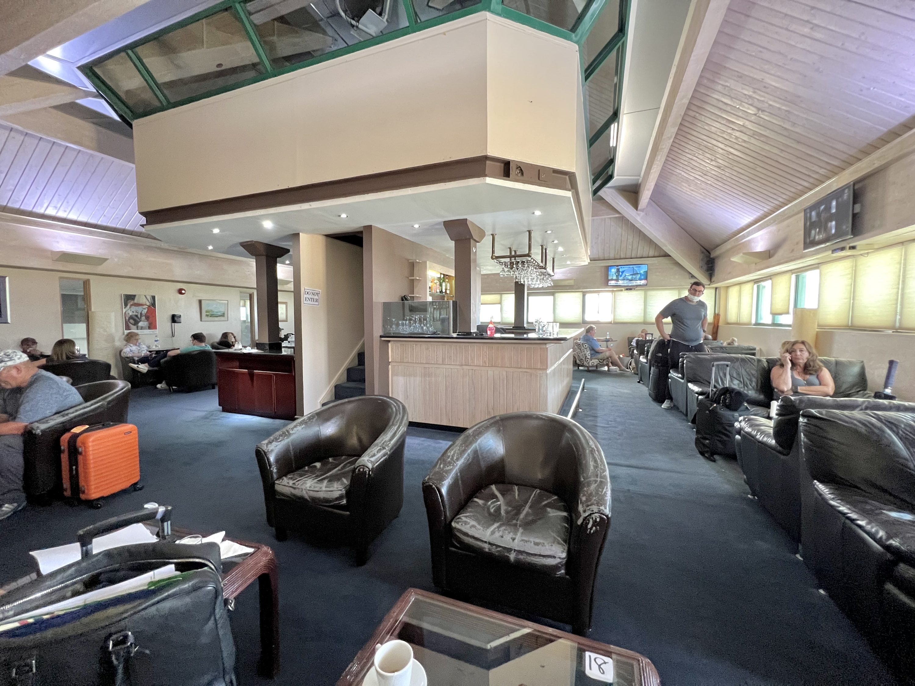 British Airways Boeing 777 200 Club World UVF Iyanola Executive Lounge bar area