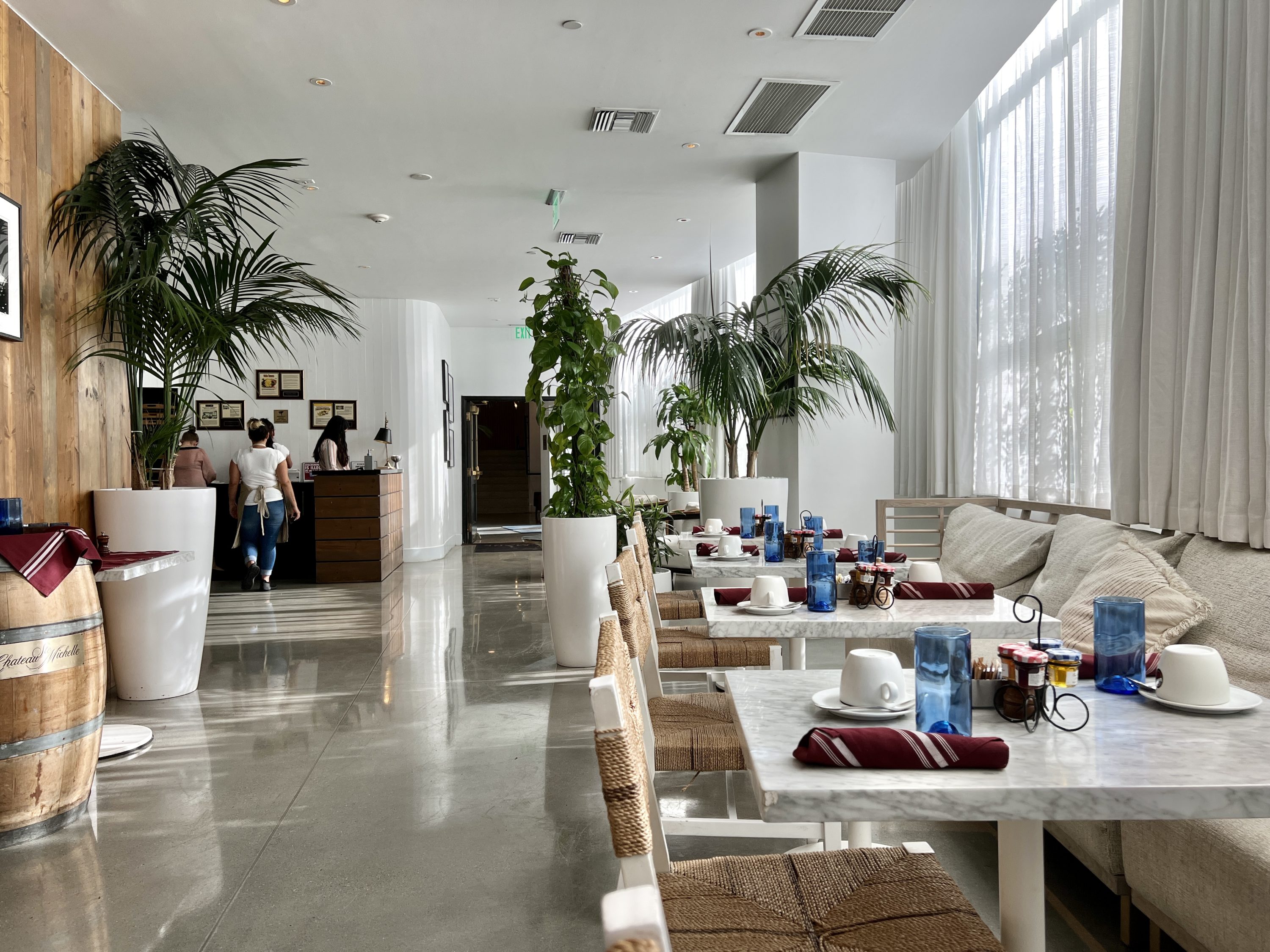 Cadillac Hotel Beach Club Donna Mare Tables