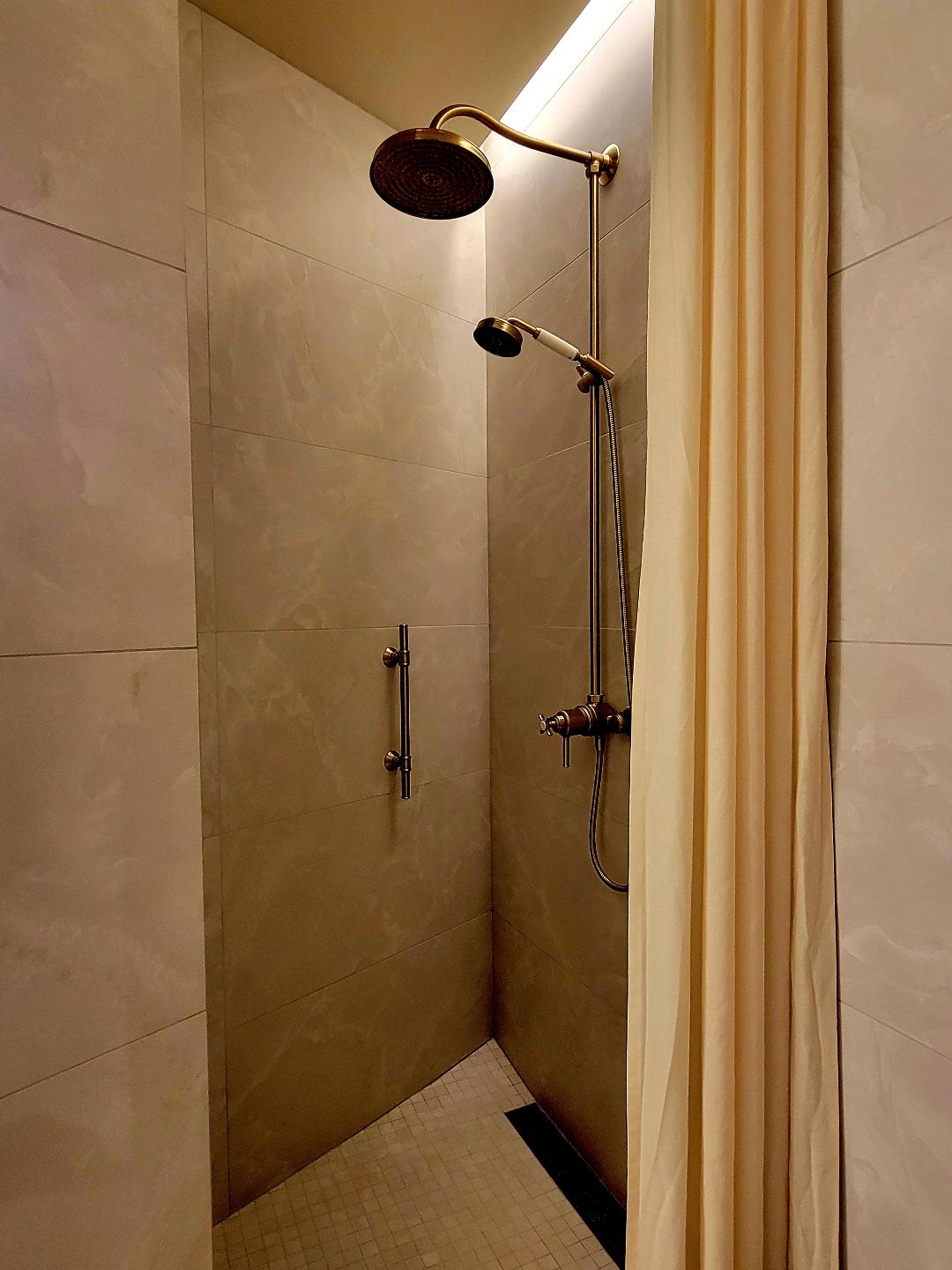 Reykjavik Konsulat Hotel Shower