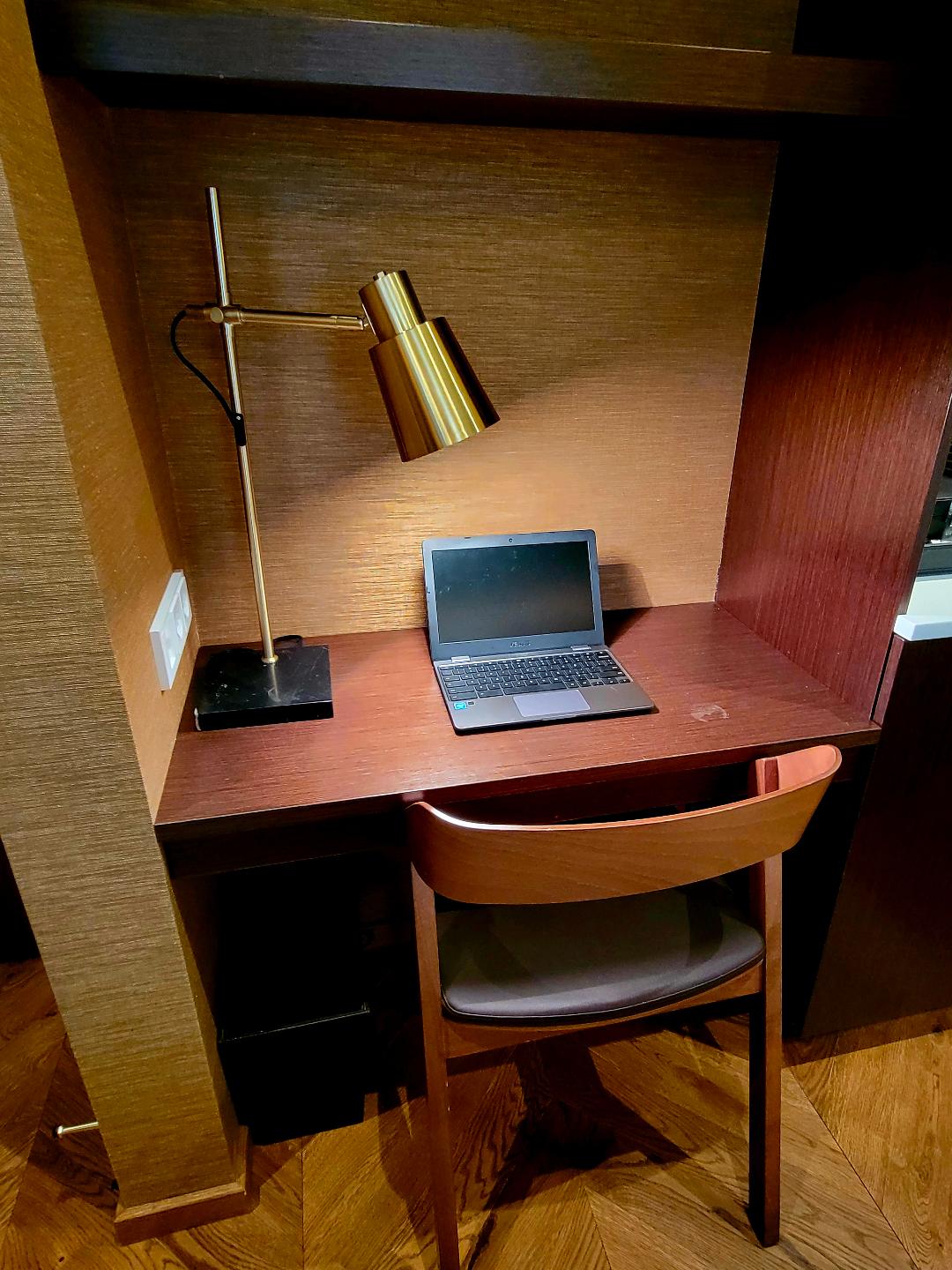 Reykjavik Konsulat Hotel Work Area